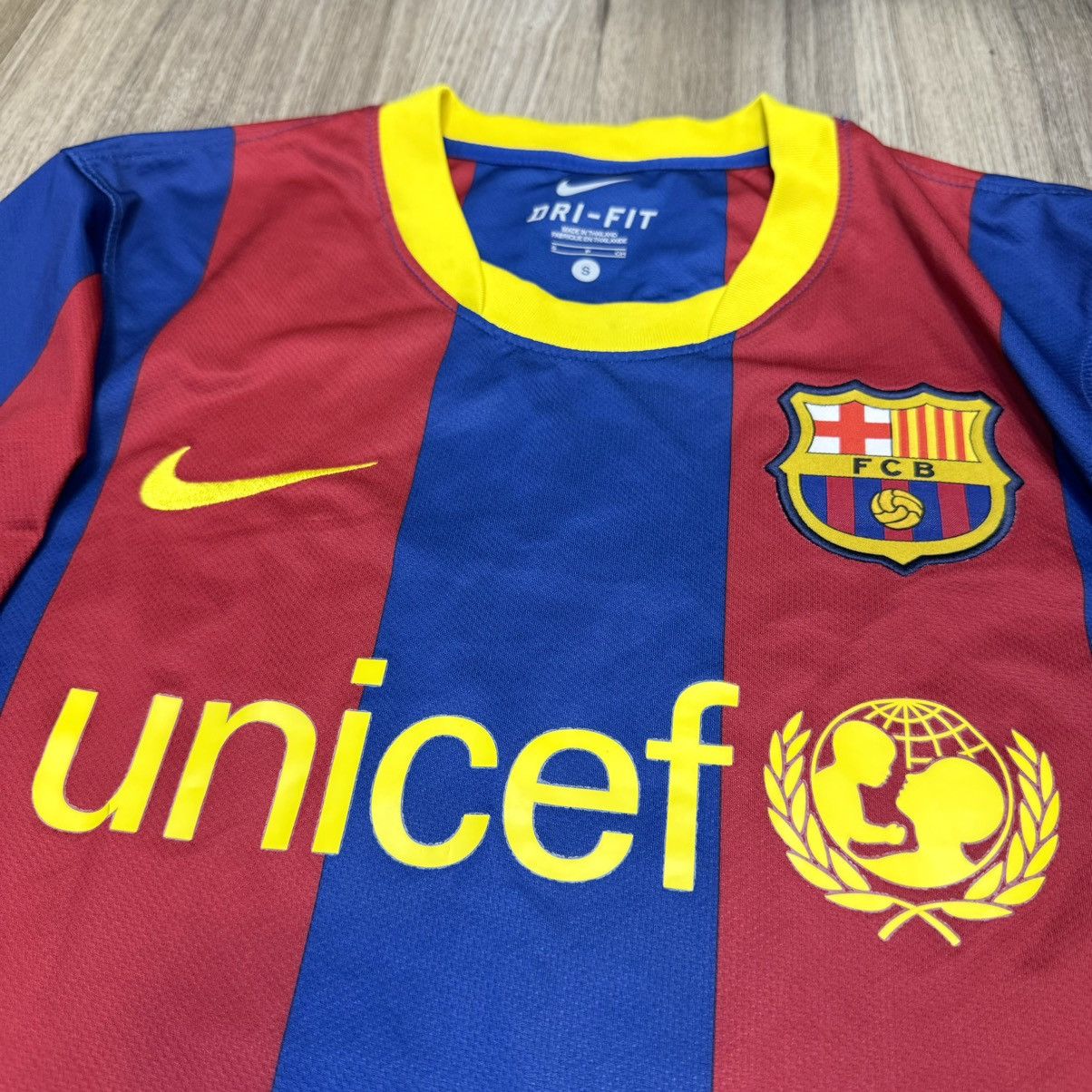Nike Barcelona 10/11 home shirt #6 Xavi Size US S / EU 44-46 / 1 - 3 Thumbnail