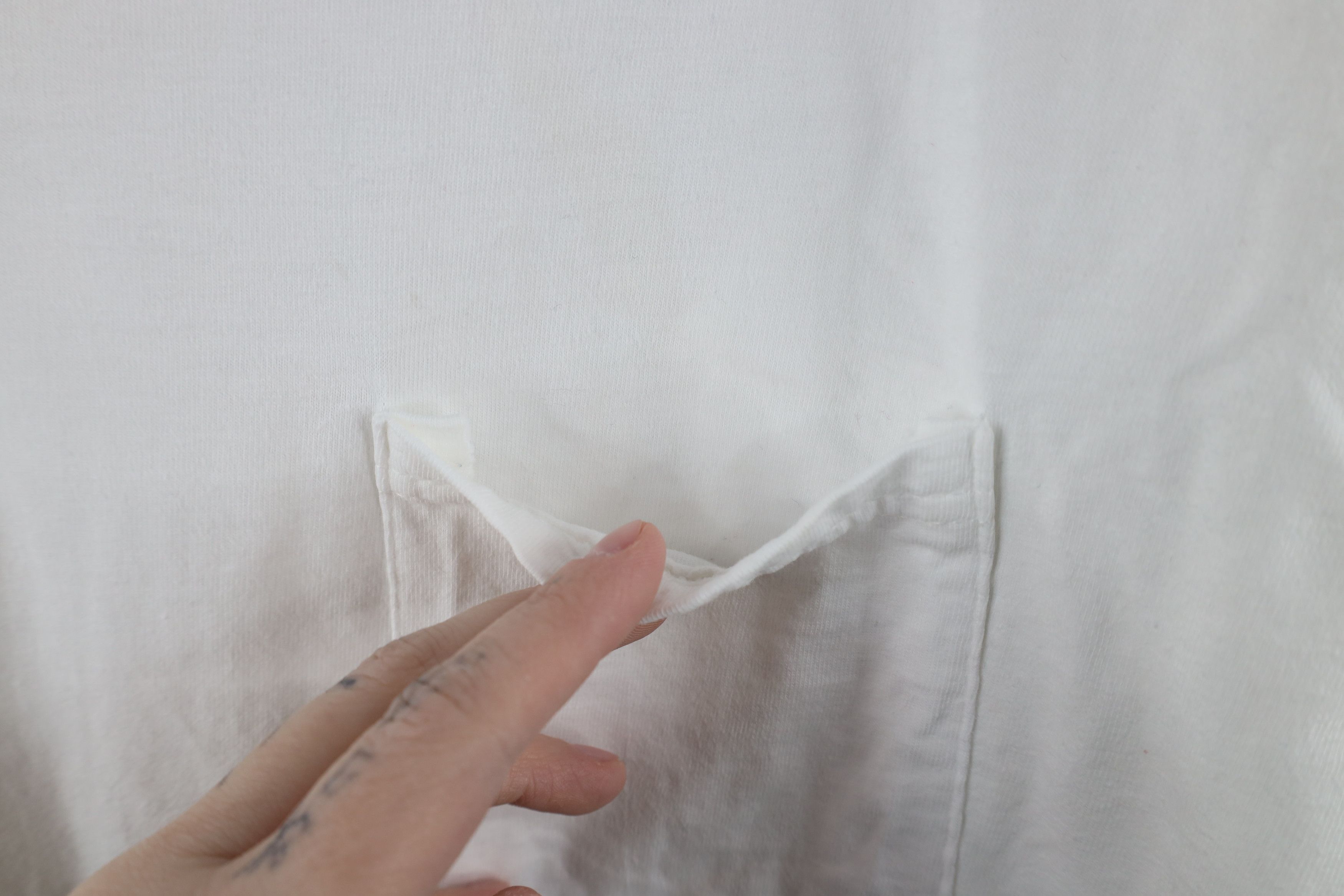 Vintage Vintage 90s Streetwear Heavyweight T-Shirt White Cotton Size US L / EU 52-54 / 3 - 6 Thumbnail