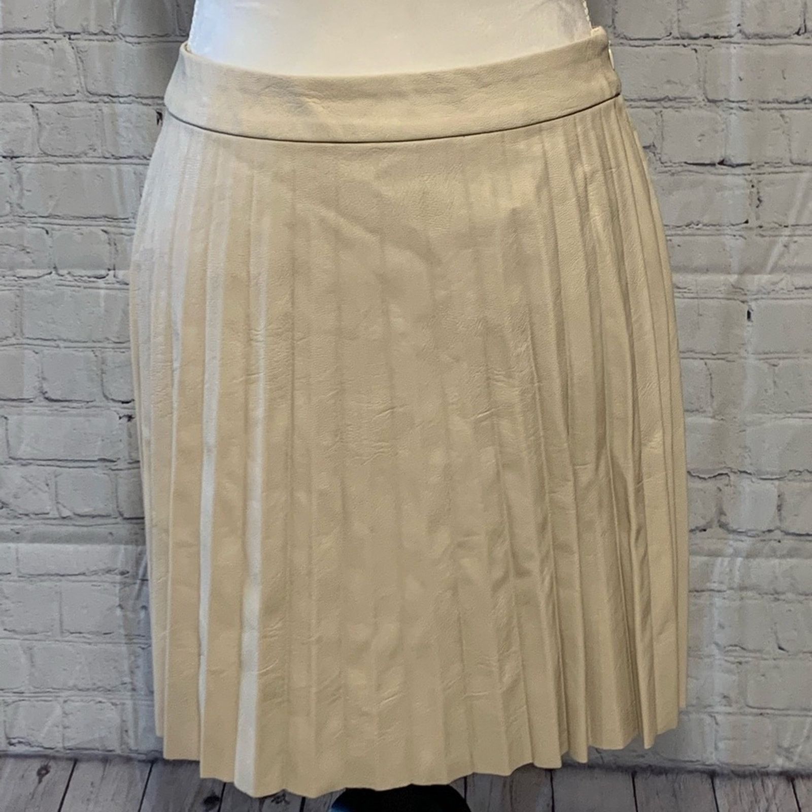 BB Dakota BB DAKOTA BY STEVE MADDEN FAUX LEATHER PLEATED A-LINE SKIRT Size 28" / US 6 / IT 42 - 1 Thumbnail