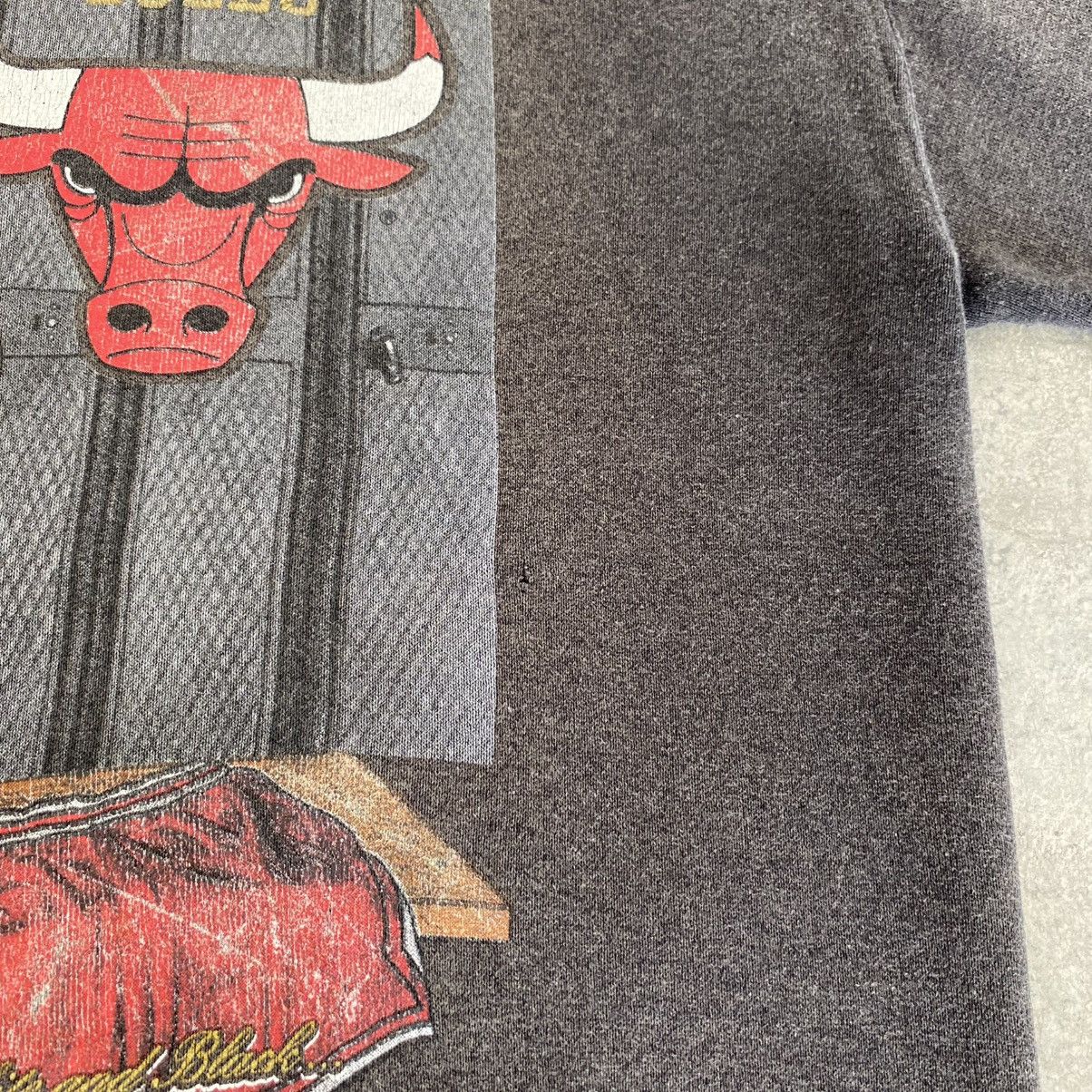 NBA VTG 90’s Chicago Bulls MJ Sun Faded Crewneck Sweatshirt Size US L / EU 52-54 / 3 - 12 Thumbnail
