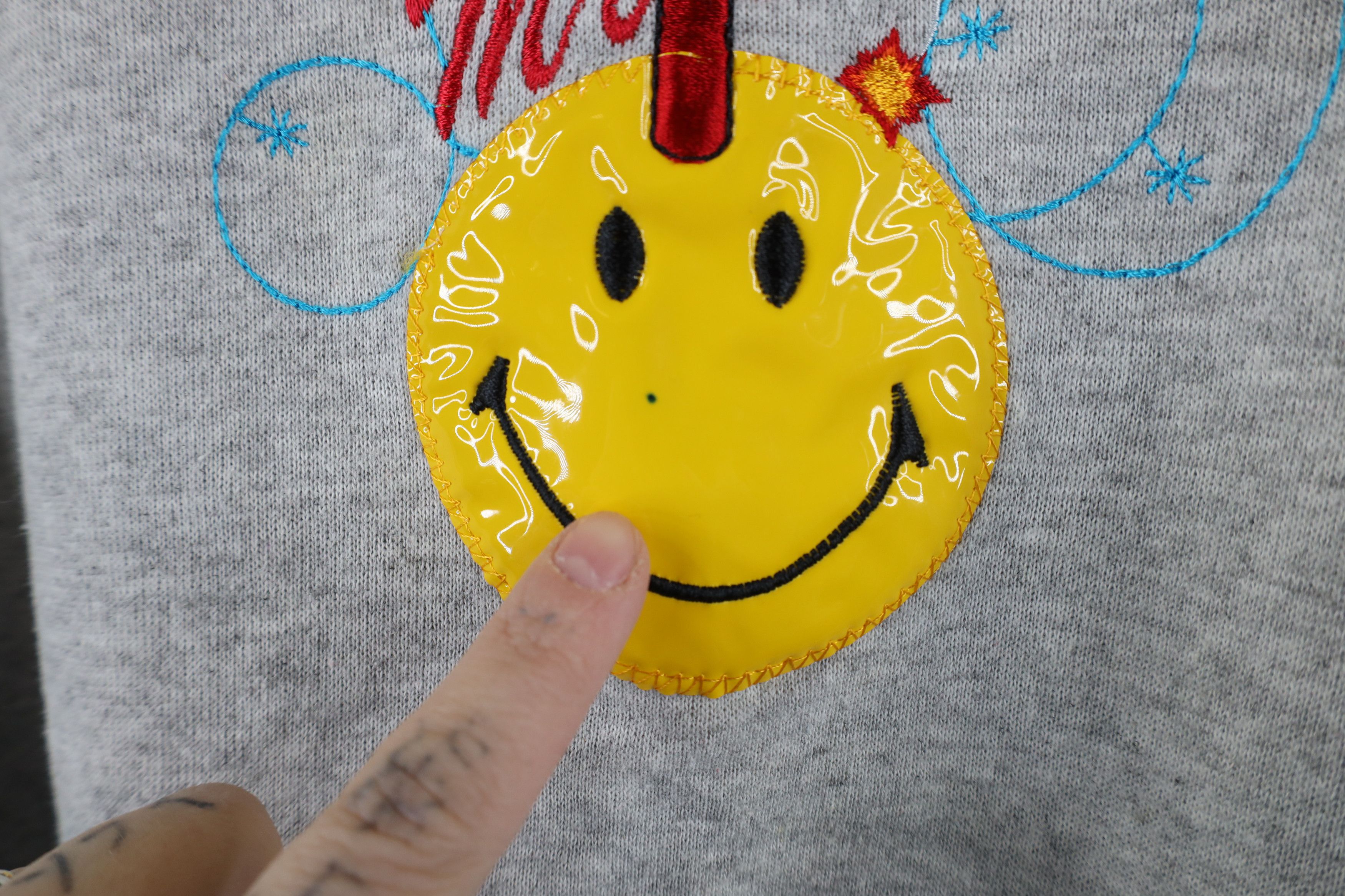 Vintage Vintage Y2K 2000 Millennium Smiley Face Sweatshirt Gray Size US XL / EU 56 / 4 - 5 Thumbnail