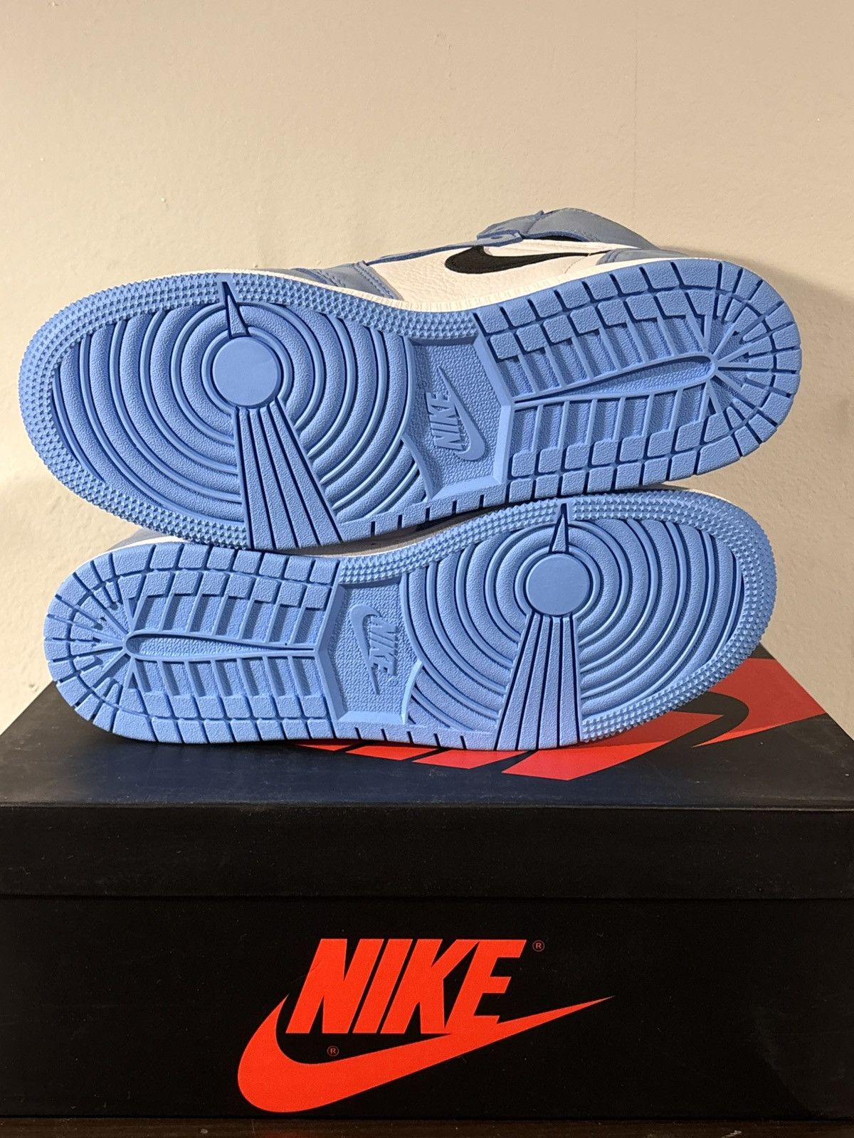 Jordan Brand Air Jordan 1 High OG (575441-134) University Blue Sz 6Y Size US 6 / EU 39 - 6 Thumbnail