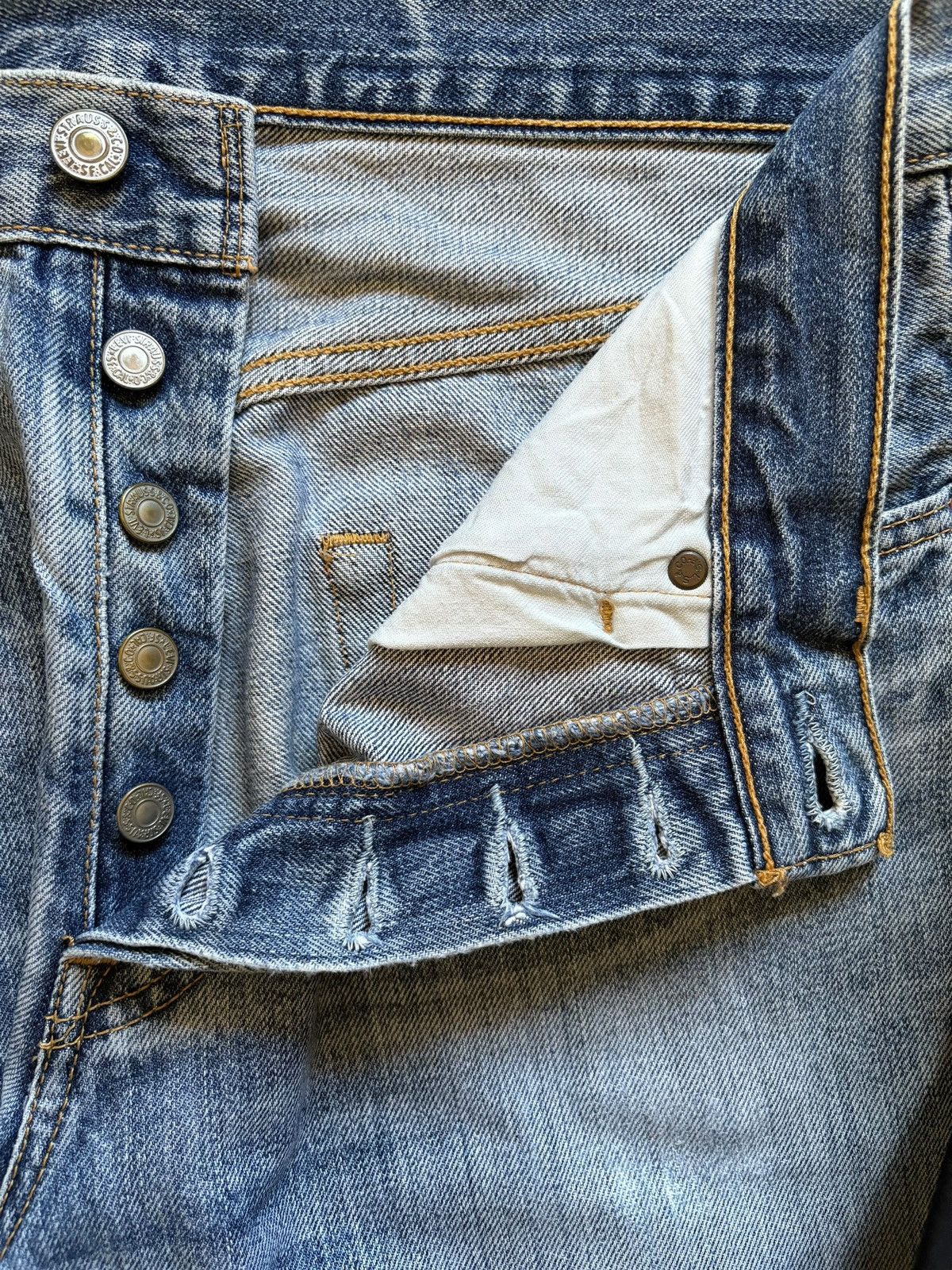 Levi's Vintage 90s Levis 501 Faded Wash Distressed Loose Jeans Size US 32 / EU 48 - 3 Thumbnail