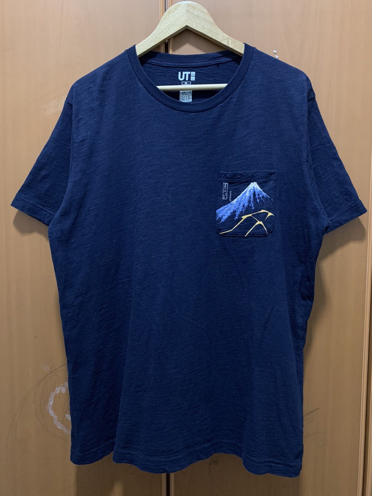 Uniqlo Uniclo Hokusai Blue Pocket Tee Size US XL / EU 56 / 4 - 1 Thumbnail