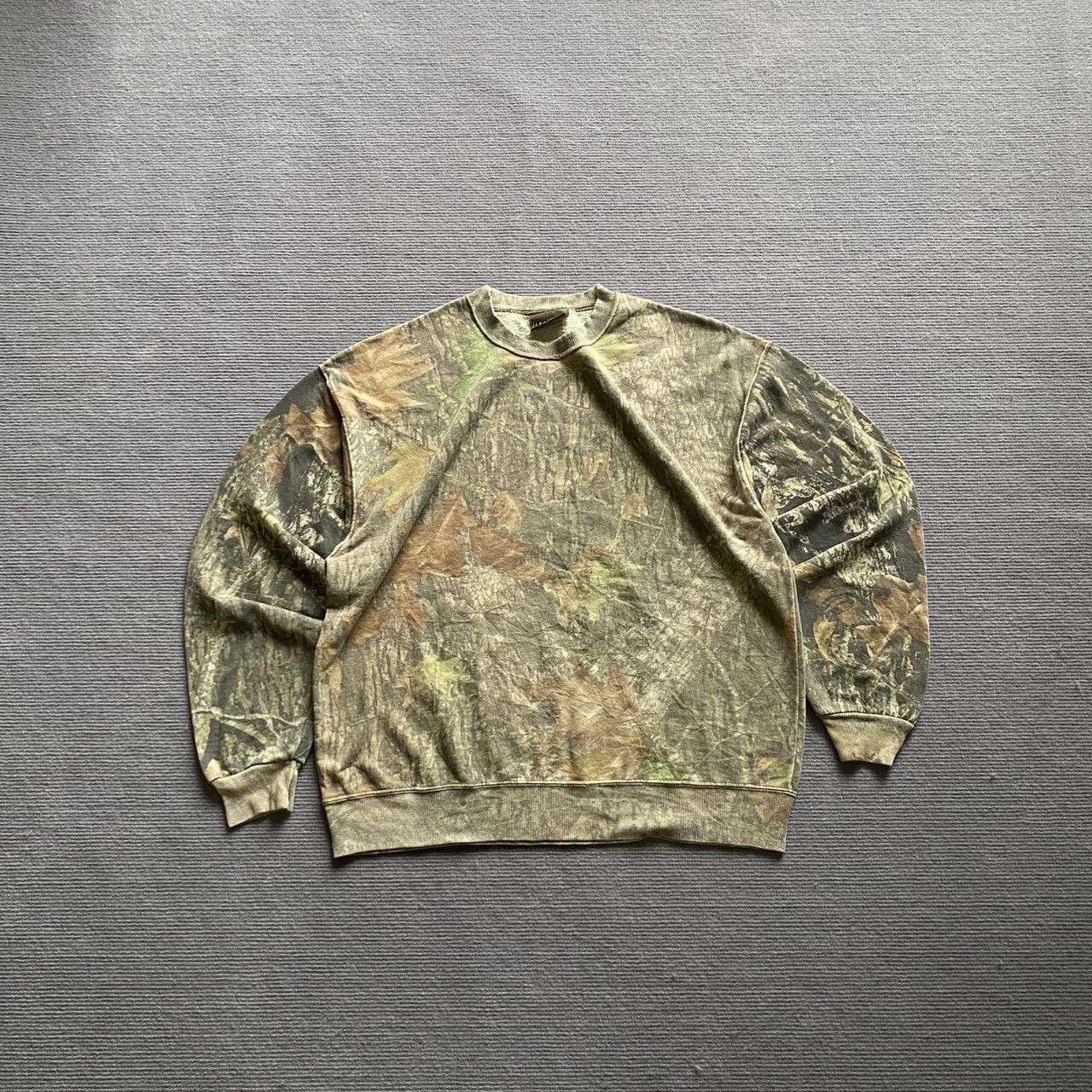 Carhartt × Realtree × Vintage Crazy Vintage Carhartt Style Faded Realtree Camo Crewneck Size US M / EU 48-50 / 2 - 1 Thumbnail