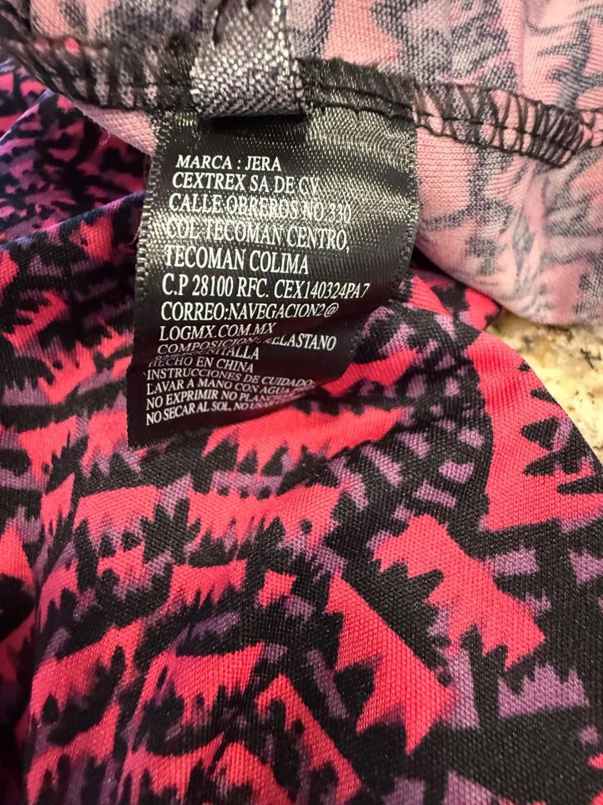 Jean Jera crop leggings web pattern bold pink purple & black XS Size 26" / US 2 / IT 38 - 9 Thumbnail