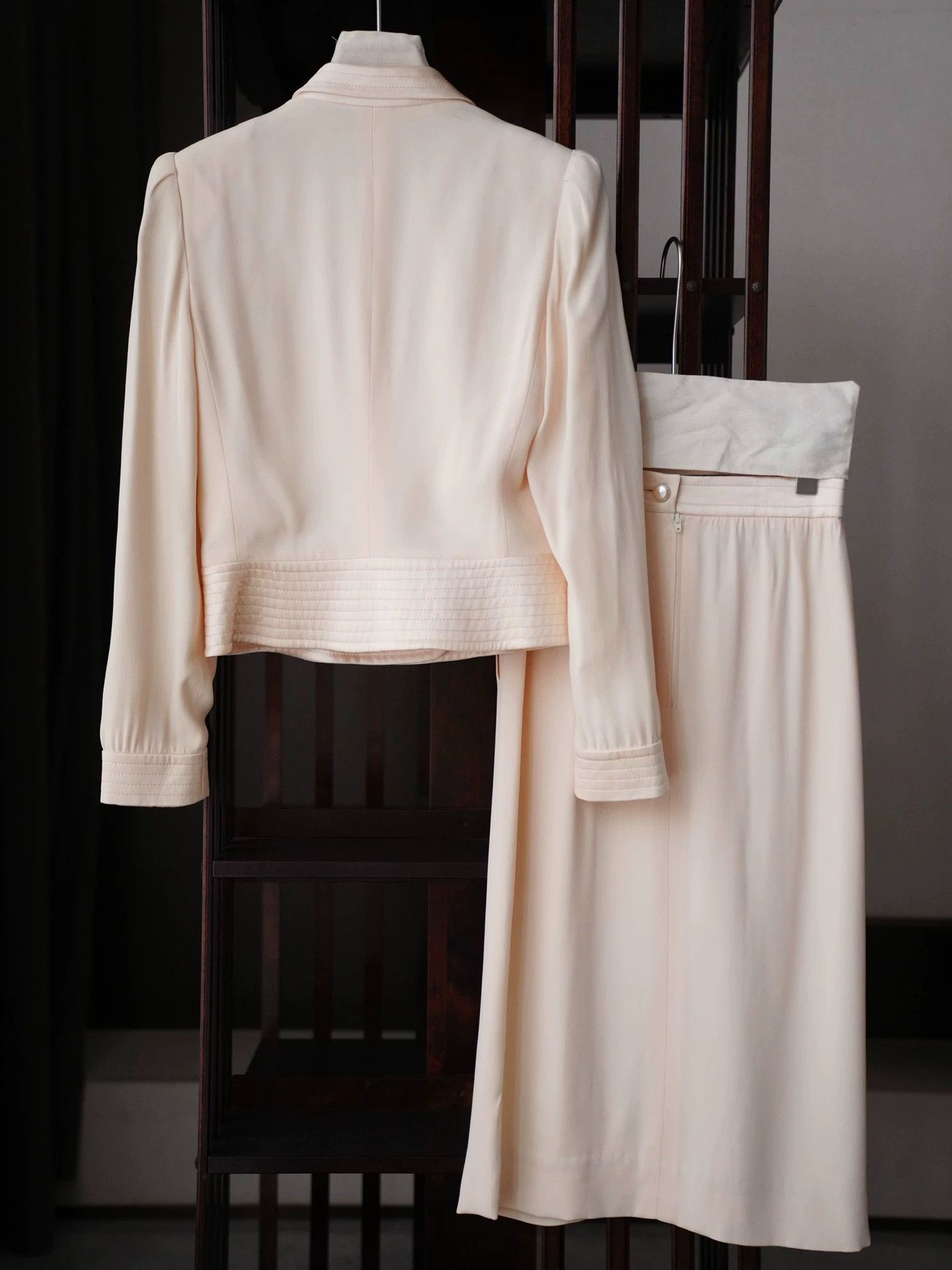 Louis Feraud LOUIS FERAUD Vintage Cream Pearl Button Skirt Suit FR38 Size S / US 4 / IT 40 - 3 Thumbnail