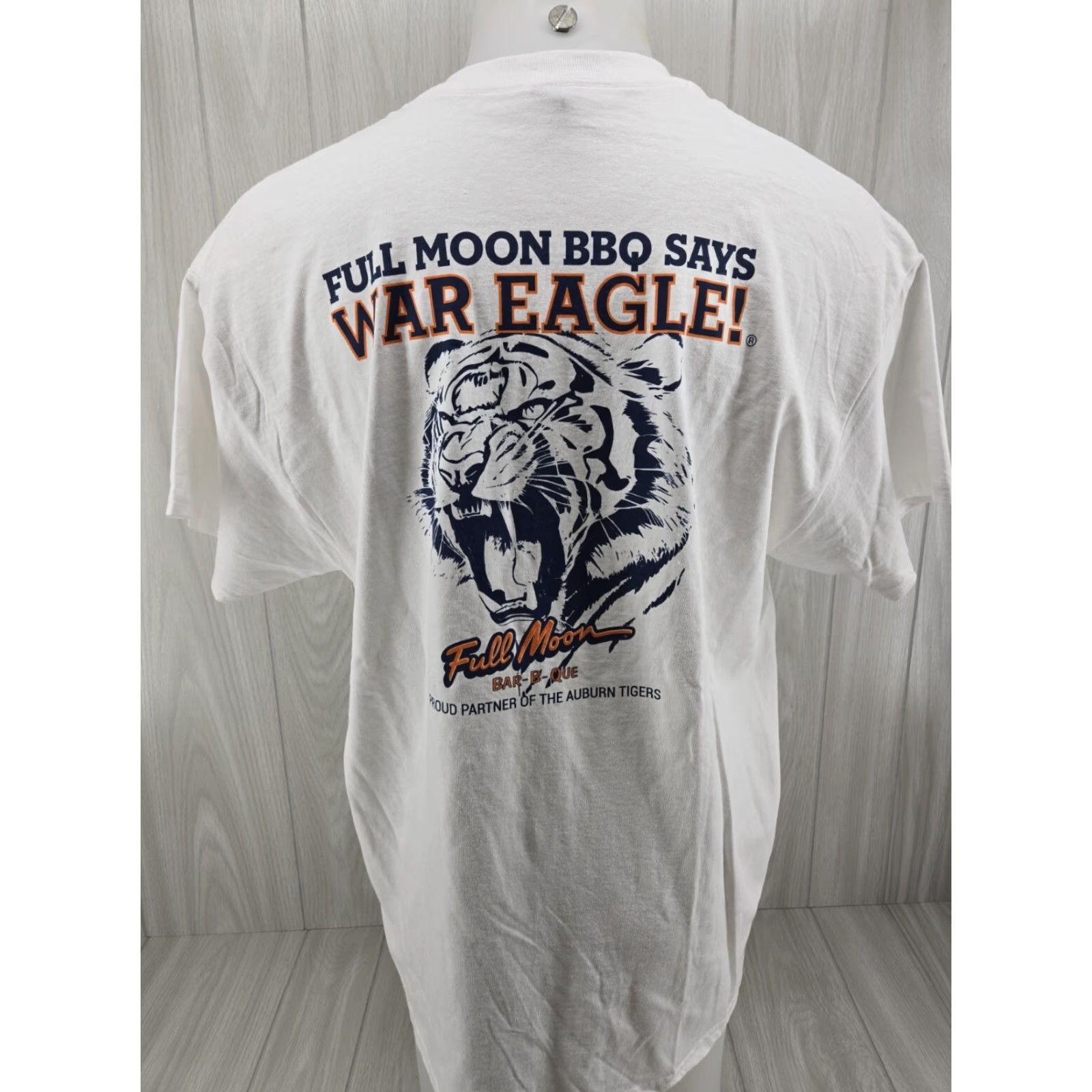 Gildan Full Moon Bar-B-Que Auburn Tigers Mens XL White T-Shirt Crew Neck Logo Moon Vintage: No (adjusted to standards) Size US XL / EU 56 / 4 - 2 Thumbnail