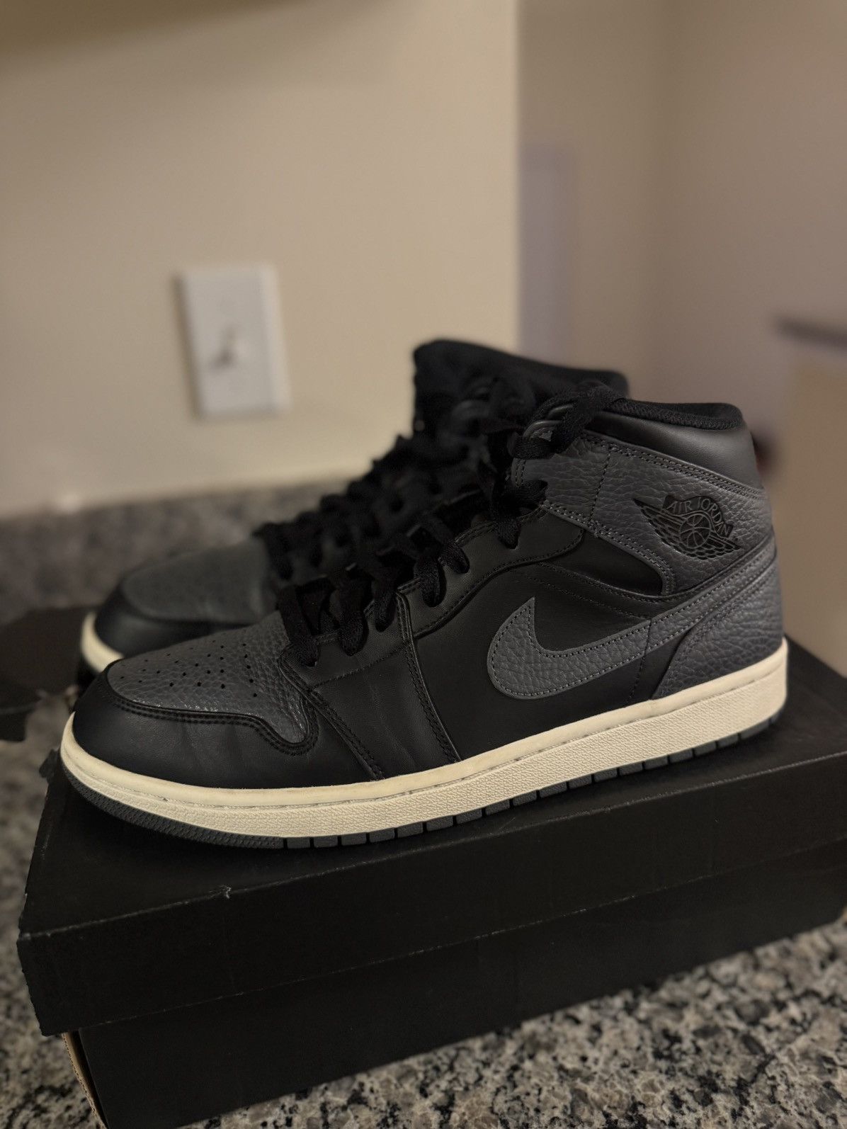 Jordan Brand × Nike Jordan 1 Mid Dark Grey 2018 554724-041 Size 10.5 OG RARE Size US 10.5 / EU 43-44 - 2 Thumbnail