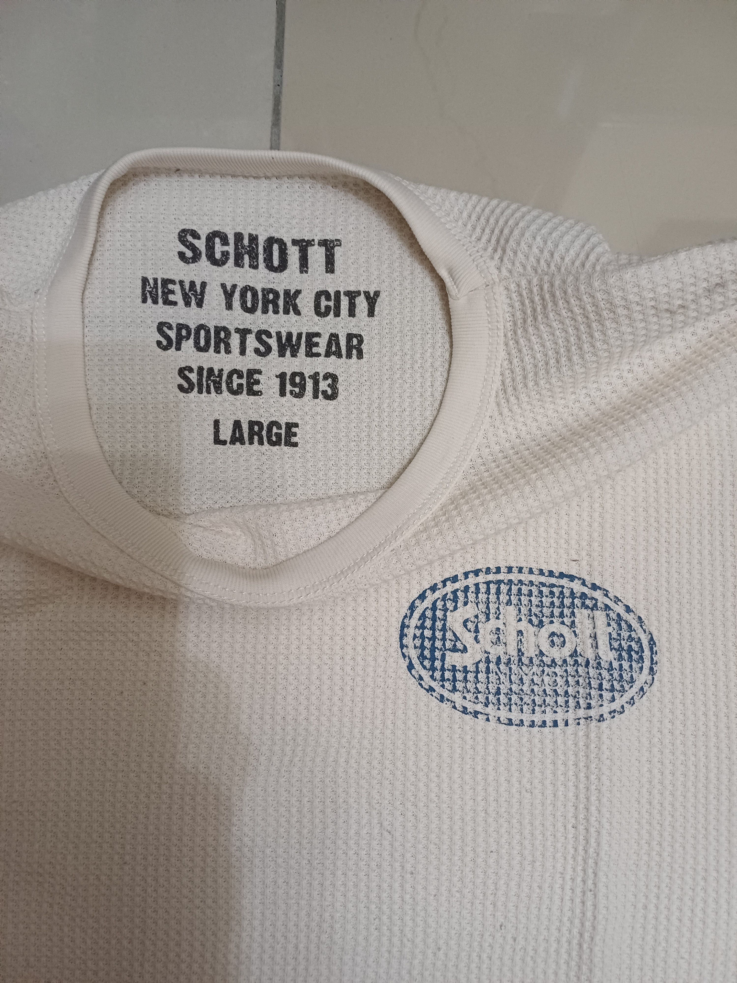 Awesome 3 quarter t shirt 🔥SCHOTT vintage brand🔥