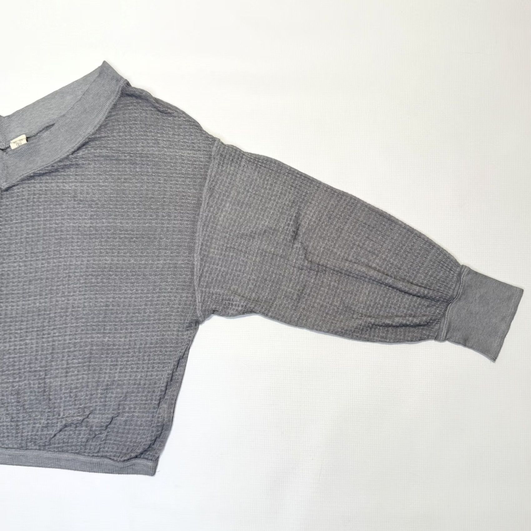 Vintage We The Free Waffle Knit Sweater Womens Medium Gray Off Shoulder Slouchy Top Size M / US 6-8 / IT 42-44 - 4 Thumbnail