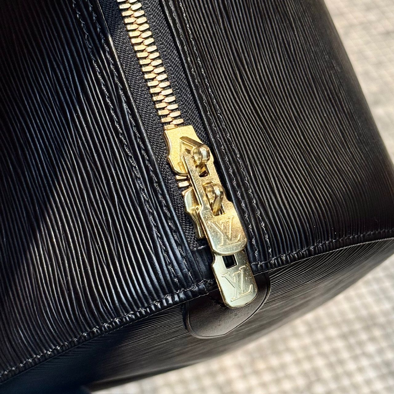 Louis Vuitton Louis Vuitton Vintage Black Epi Keepall 50 Duffle Bag Size ONE SIZE - 15 Thumbnail
