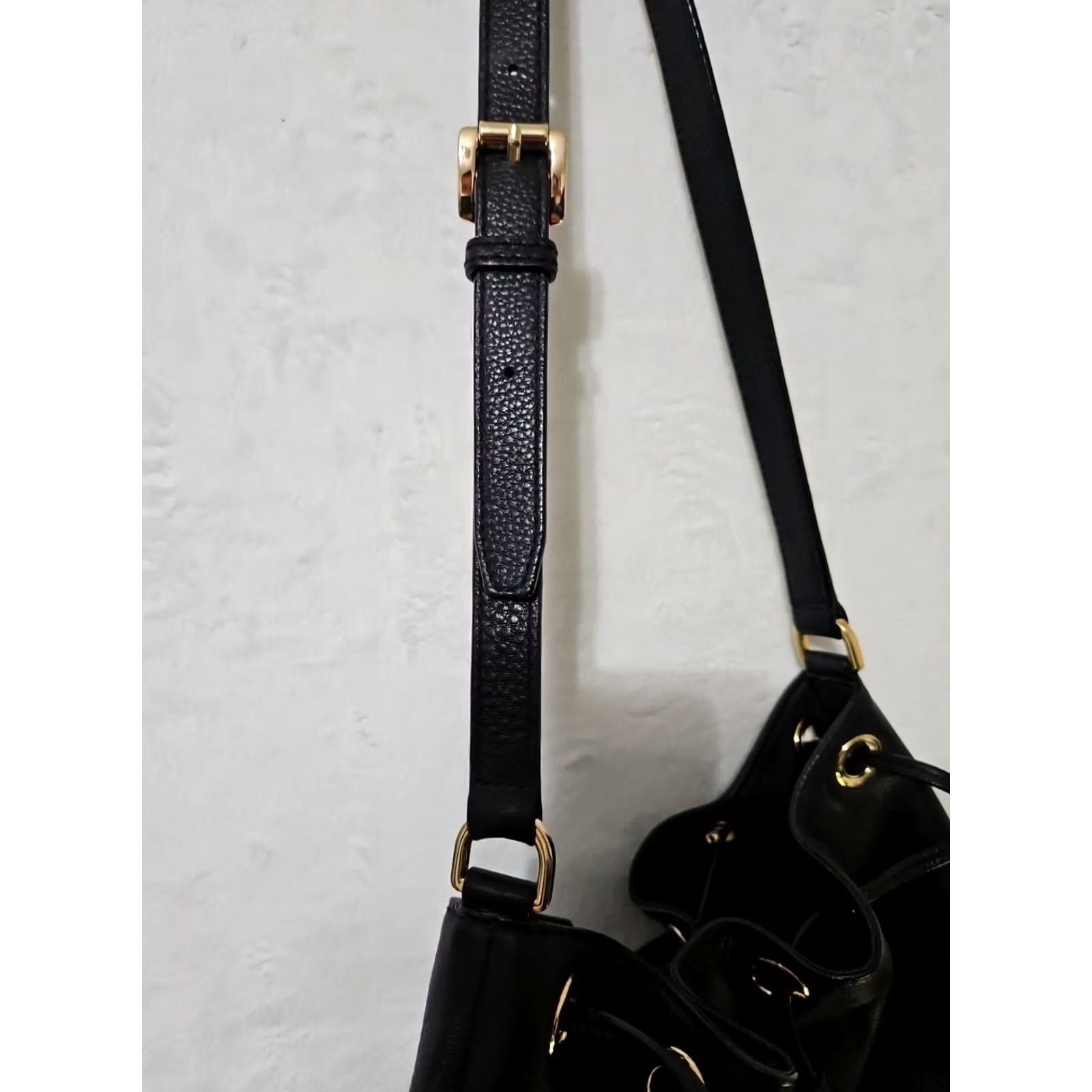 Vintage Michael Kors Camden Large Black Leather Drawstring Bag Shoulder Bag Women Gold Hardware Size ONE SIZE - 4 Thumbnail