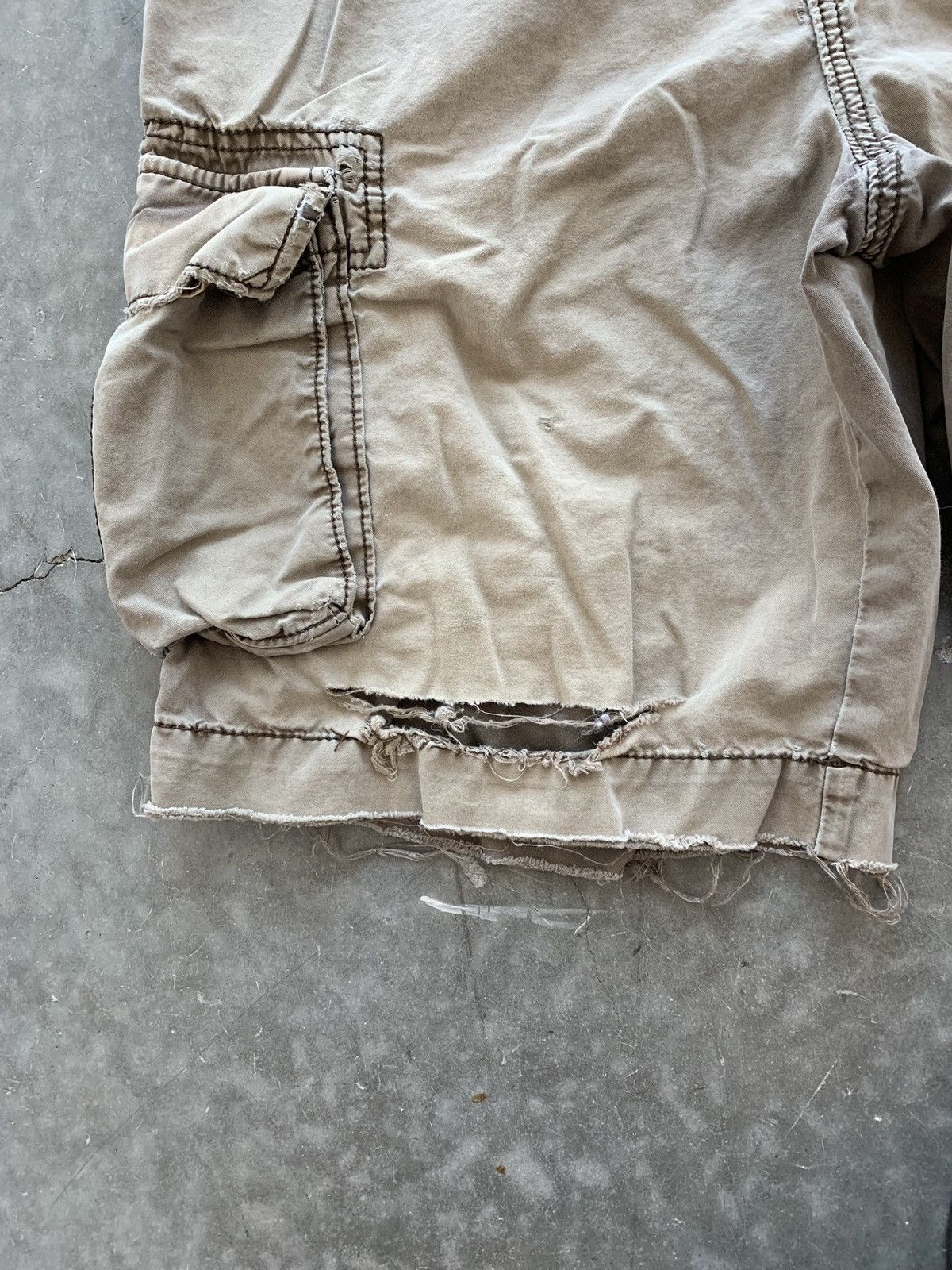 Vintage Vintage Y2K Thrashed Faded Brown Cargo Shorts Size US 32 / EU 48 - 2 Thumbnail
