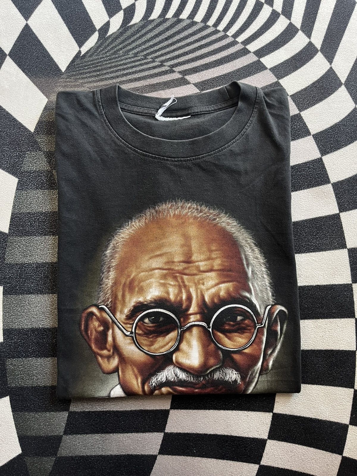 Arts & Science Vintage Mohandas K. Mahatma Gandhi Big Face 90’s Tshirt Size US XL / EU 56 / 4 - 1 Thumbnail