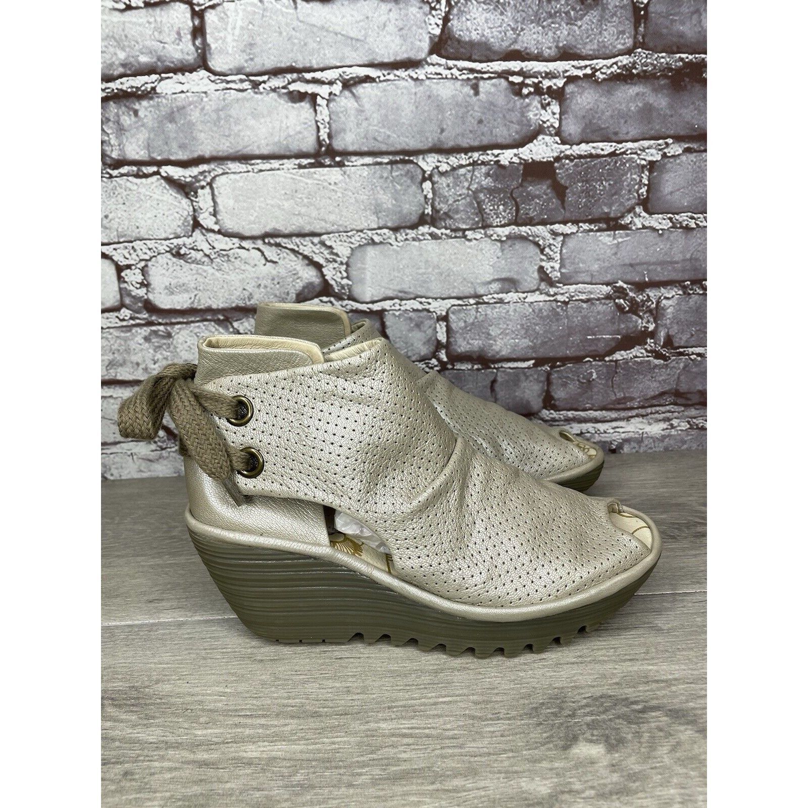 Fly London FLY London Yake Pearl White Leather Perforated Back Lace Wed Size US 7.5 / IT 37.5 - 12 Thumbnail