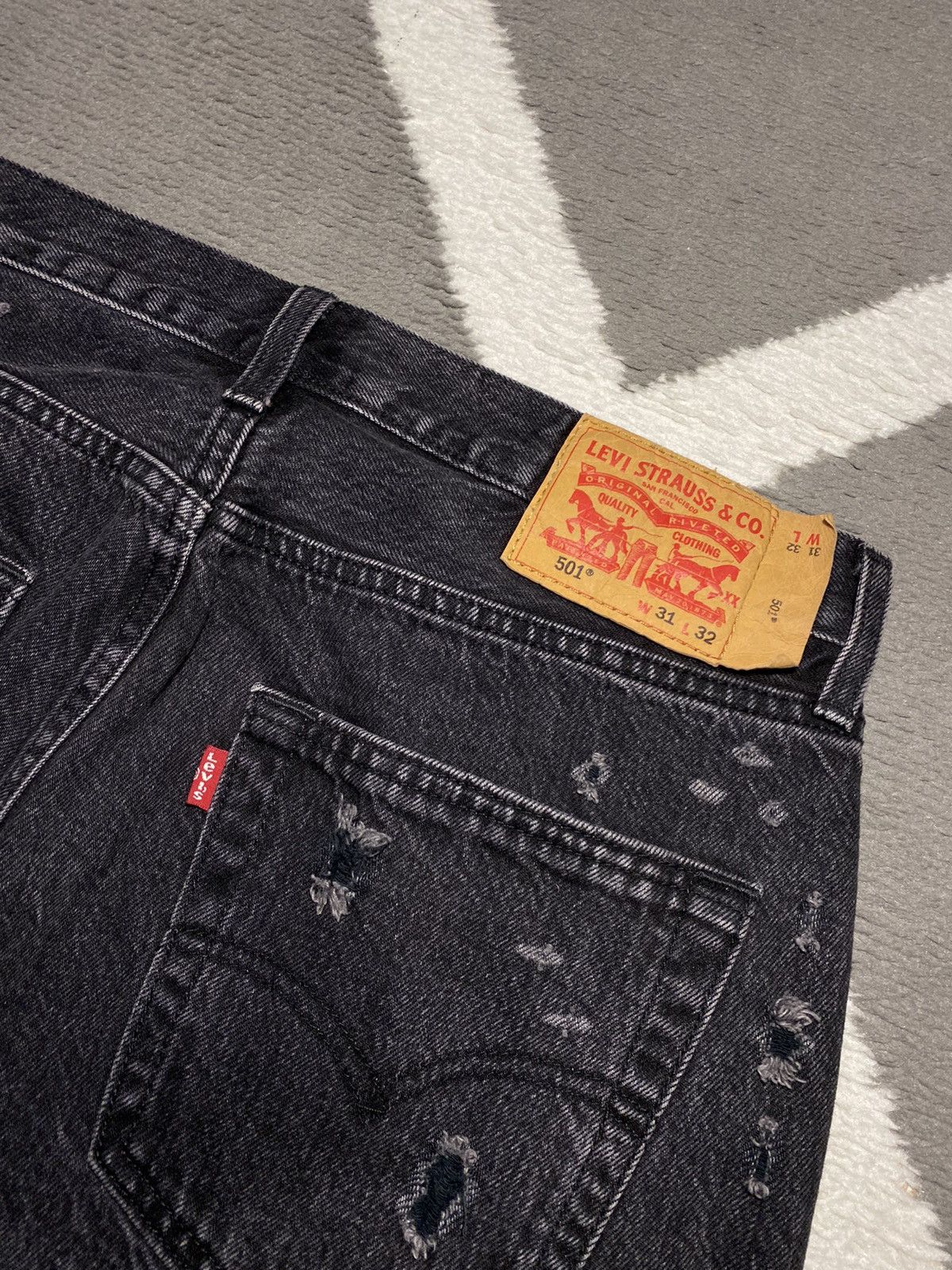 Levi's × Vintage Levi’s 501 Original Fit men’s Straight Fit Denim Jeans Size US 32 / EU 48 - 14 Thumbnail