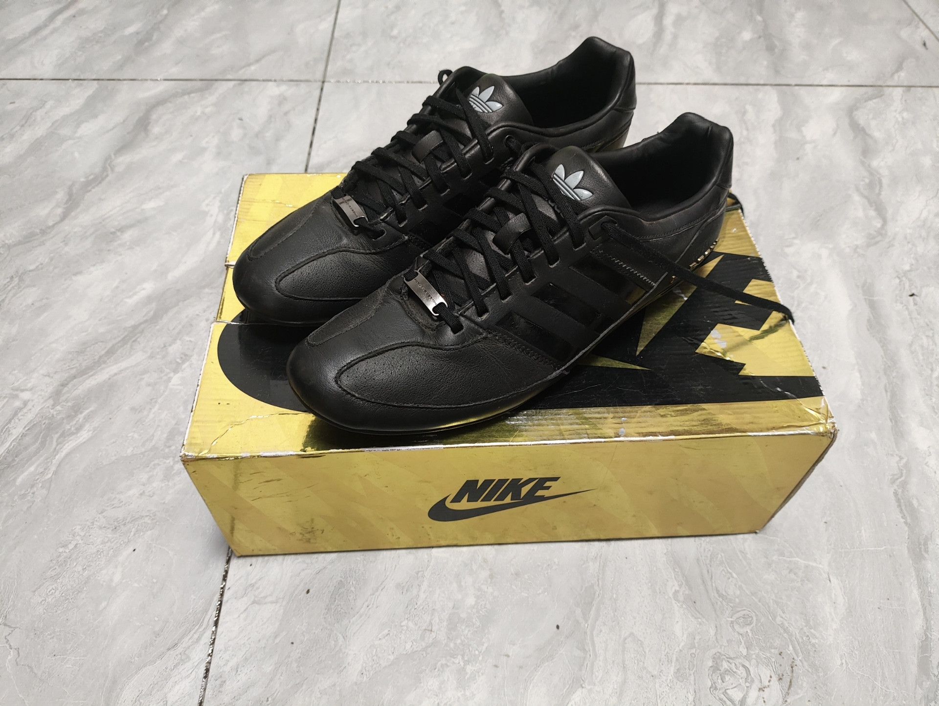 Adidas Adidas Retro Black Lowtop Sneakers 10 Men Size US 10 / EU 43 - 1 Thumbnail