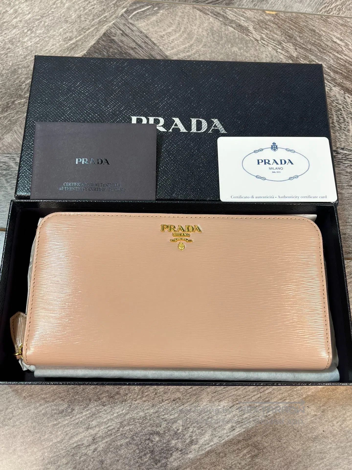 Prada Prada Classic Long Zip Wallet Clutch. Size ONE SIZE - 8 Thumbnail
