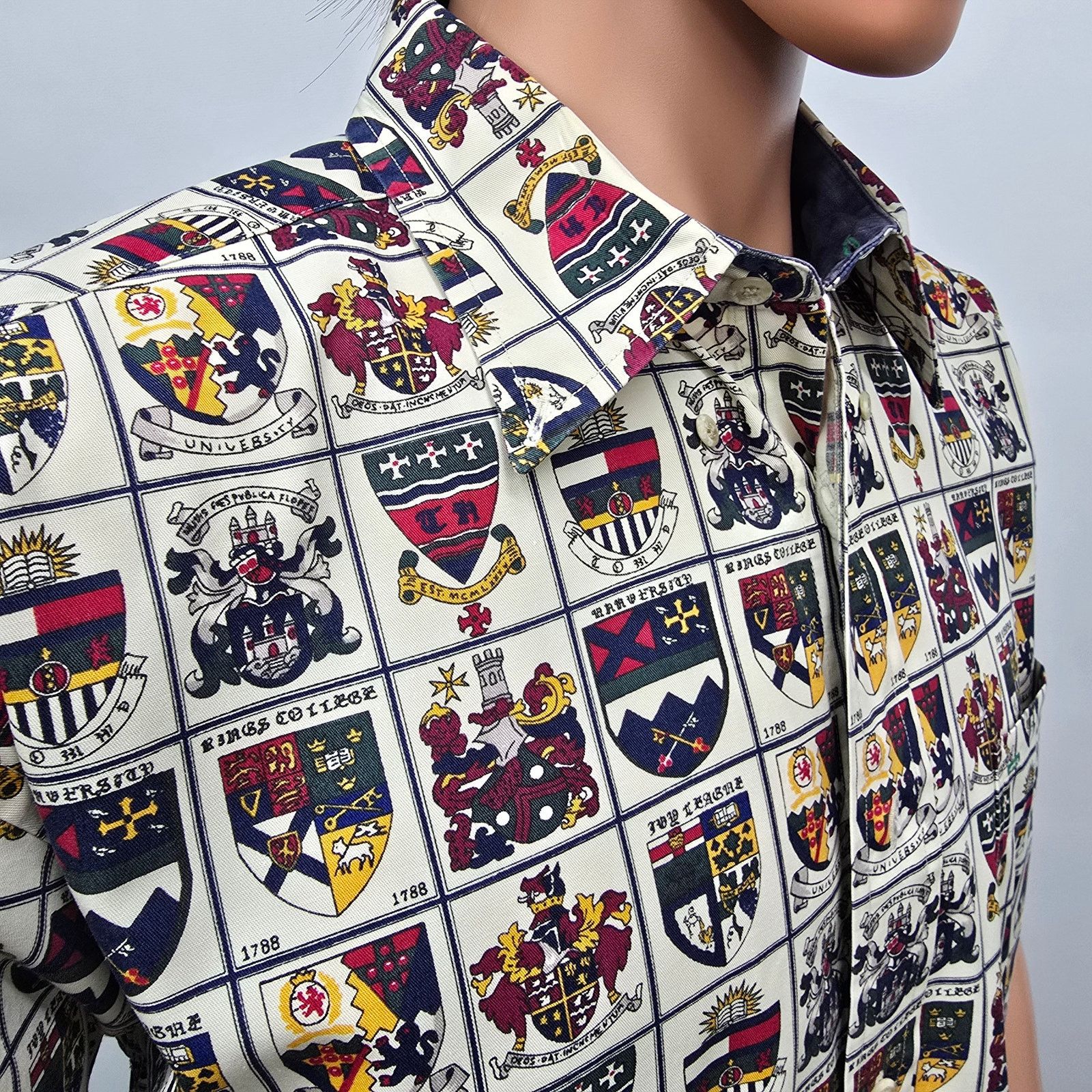 Tommy Hilfiger × Vintage Tommy Hilfiger University Crest Print Shirt L Colleges 90s Size US L / EU 52-54 / 3 - 9 Thumbnail