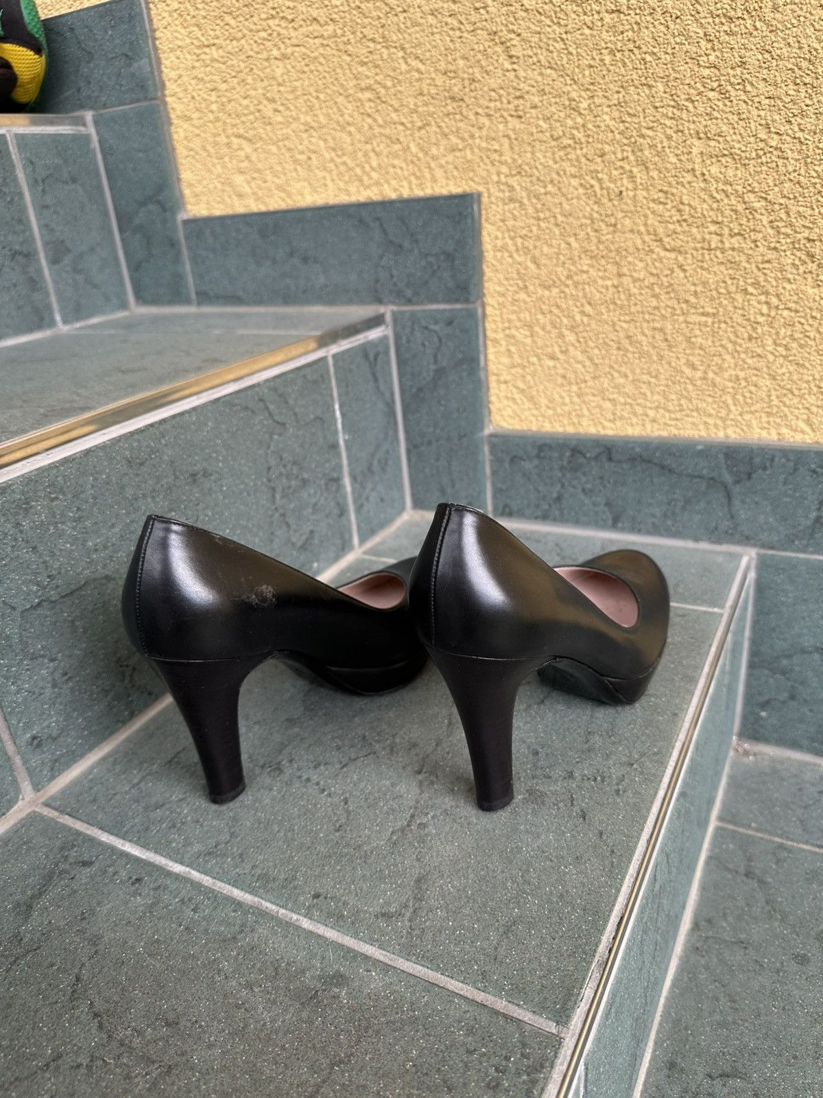 Salvatore Ferragamo Salvatore Ferragamo Heels Pumps Black Leather 5.5 size 36 Size US 5.5 / IT 35.5 - 9 Thumbnail