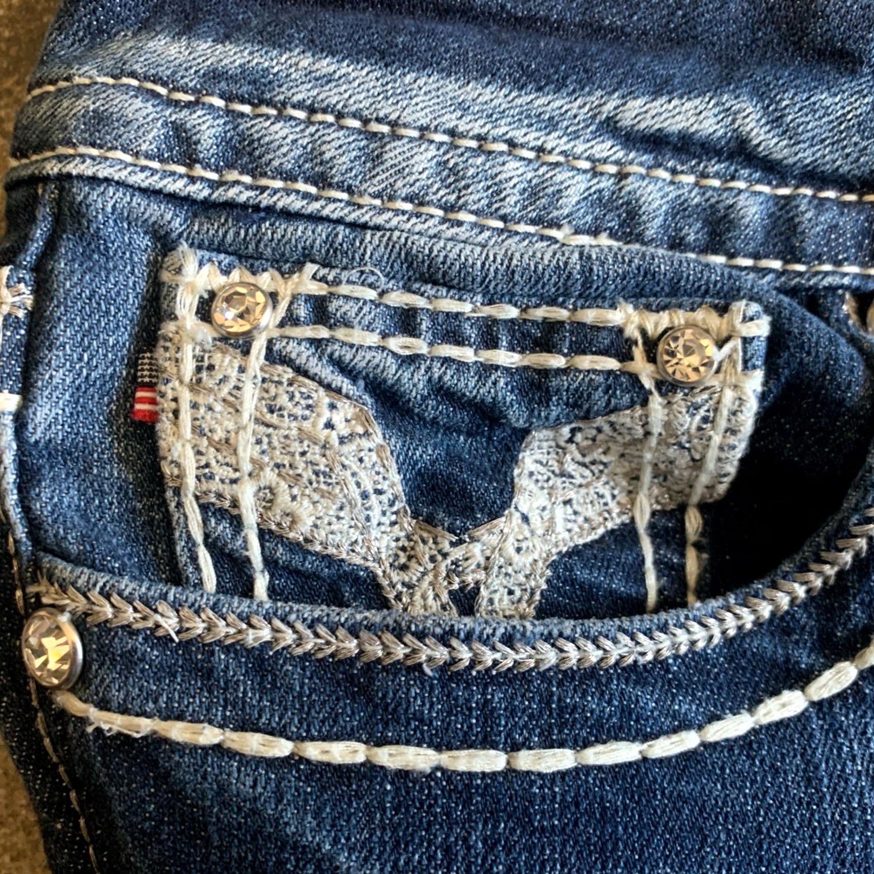 Vintage VIGOSS Capri Pants Women Blue Denim Distressed Rhinestone Capris 7 Juniors 32x21 Belt Loops Straight Modern Casual Flat Front Zip Button Size 28" / US 6 / IT 42 - 6 Thumbnail