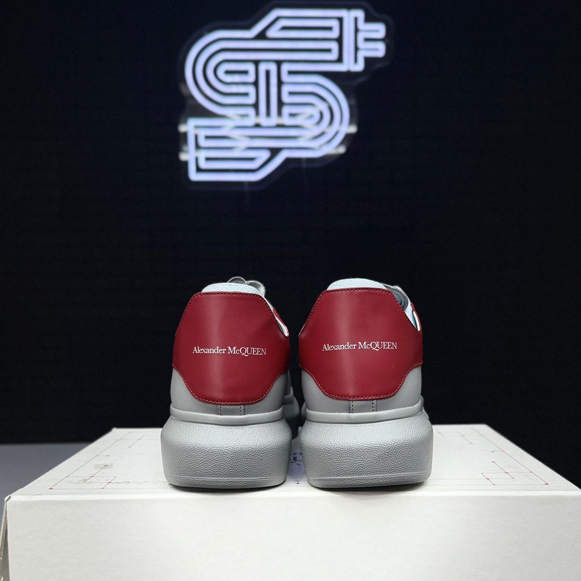Alexander McQueen Alexander McQueen Oversized Sneaker Grey/Red Size US 12.5 / EU 45-46 - 4 Thumbnail