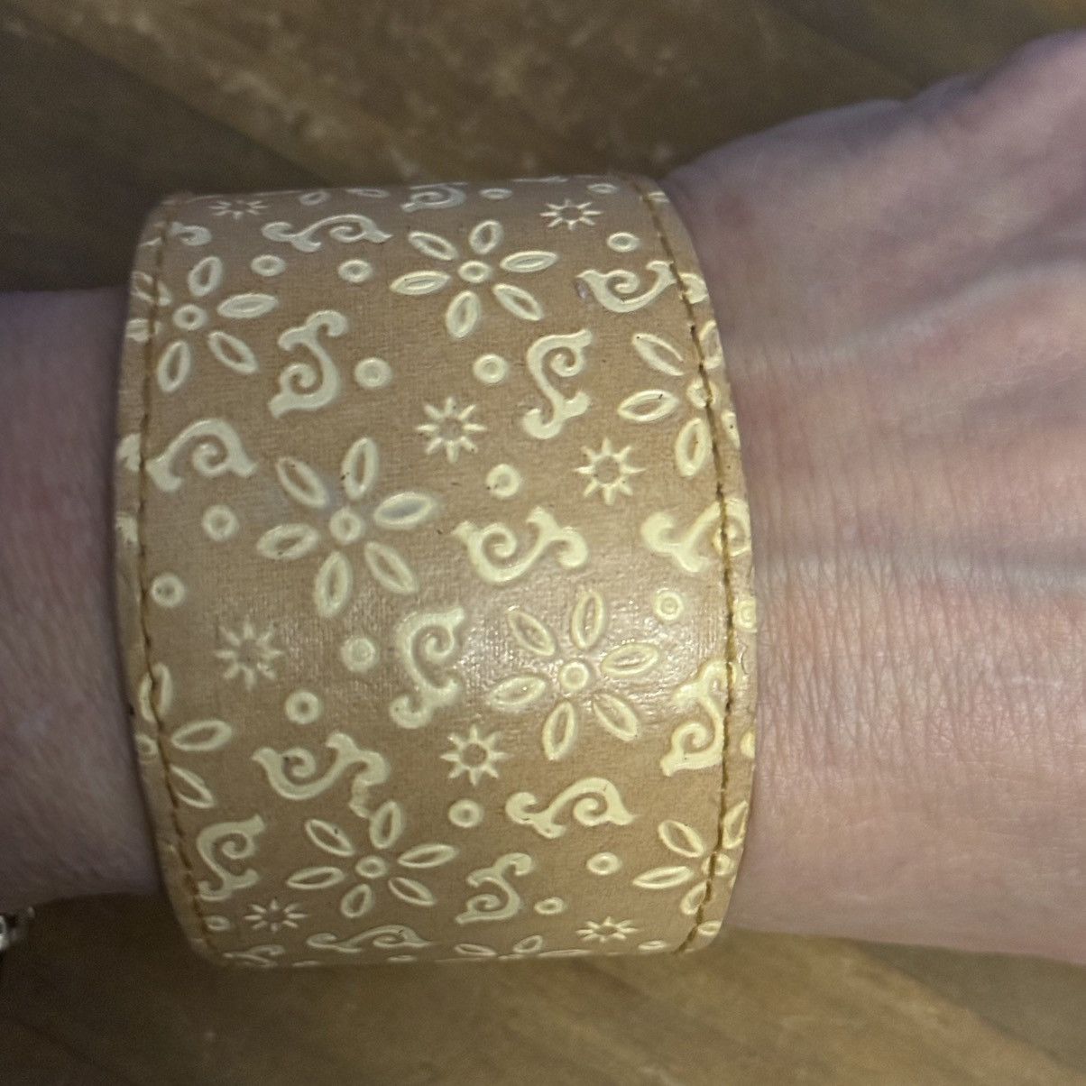 Vintage Vintage tan floral embossed wide leather cuff bracelet Size ONE SIZE - 3 Thumbnail