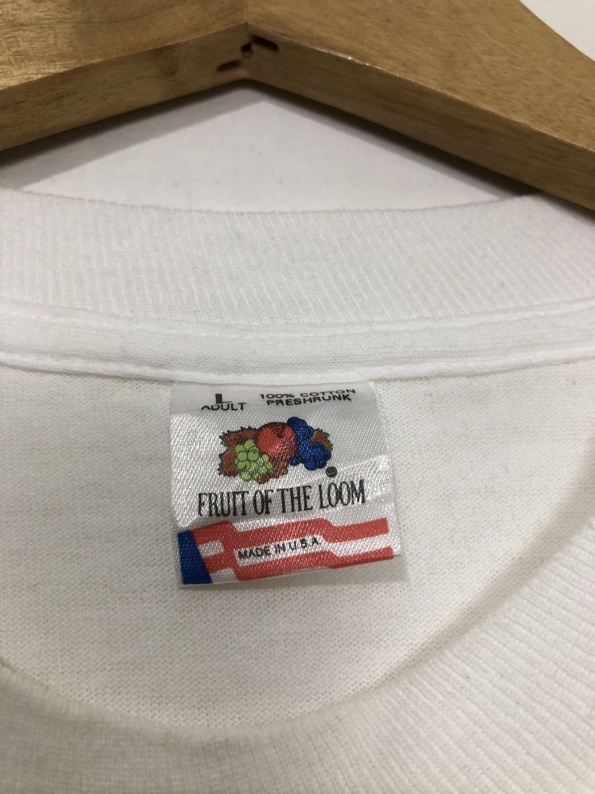 Vintage Vintage The World Is My Book Ann Field T-Shirt Size US L / EU 52-54 / 3 - 6 Thumbnail