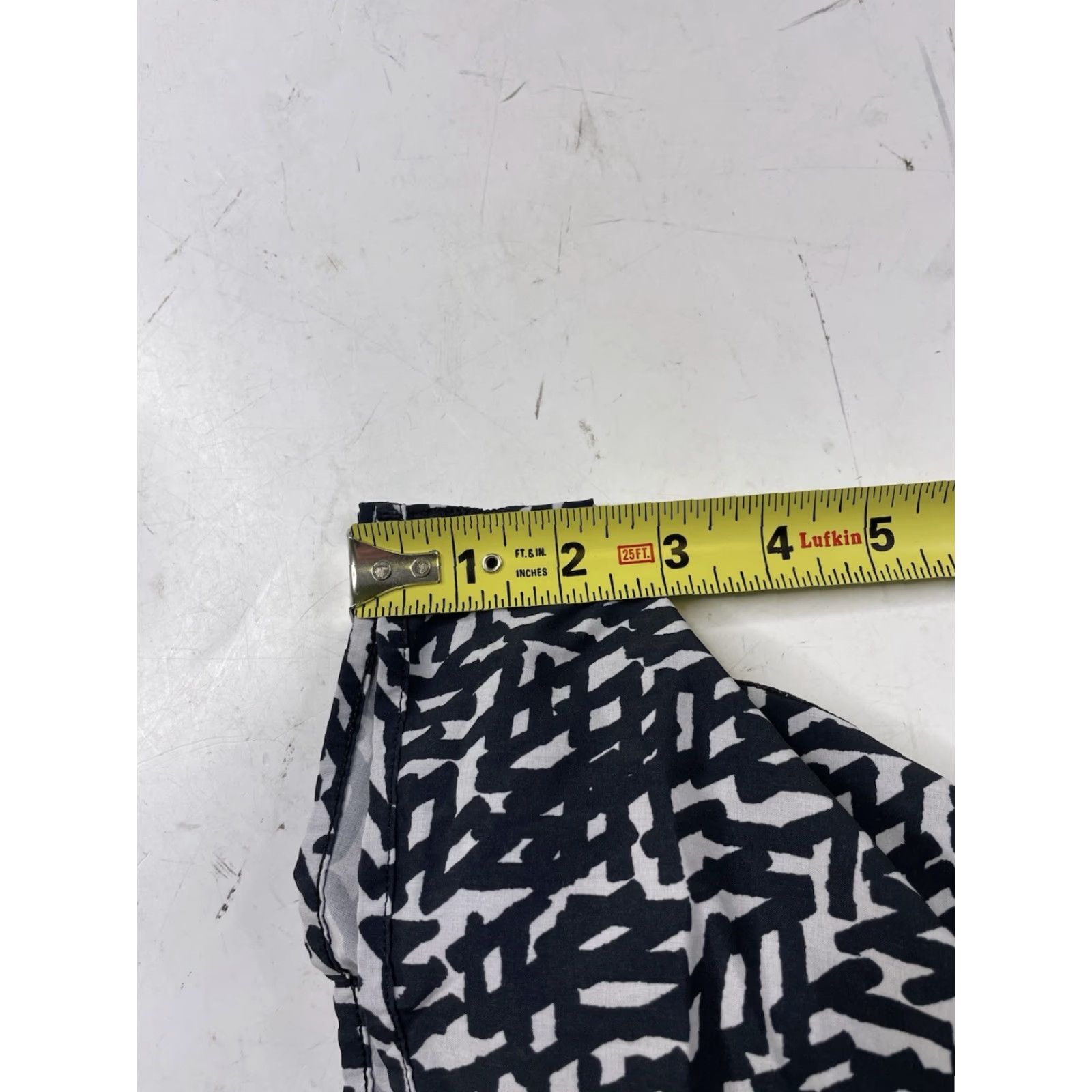 Lululemon Lululemon 2.5" Lined Short Women Size 6 Black White Geometric Activewear Hotty Hot Low-Rise Folded Hem Geometric Pattern Size 28" / US 6 / IT 42 - 5 Thumbnail