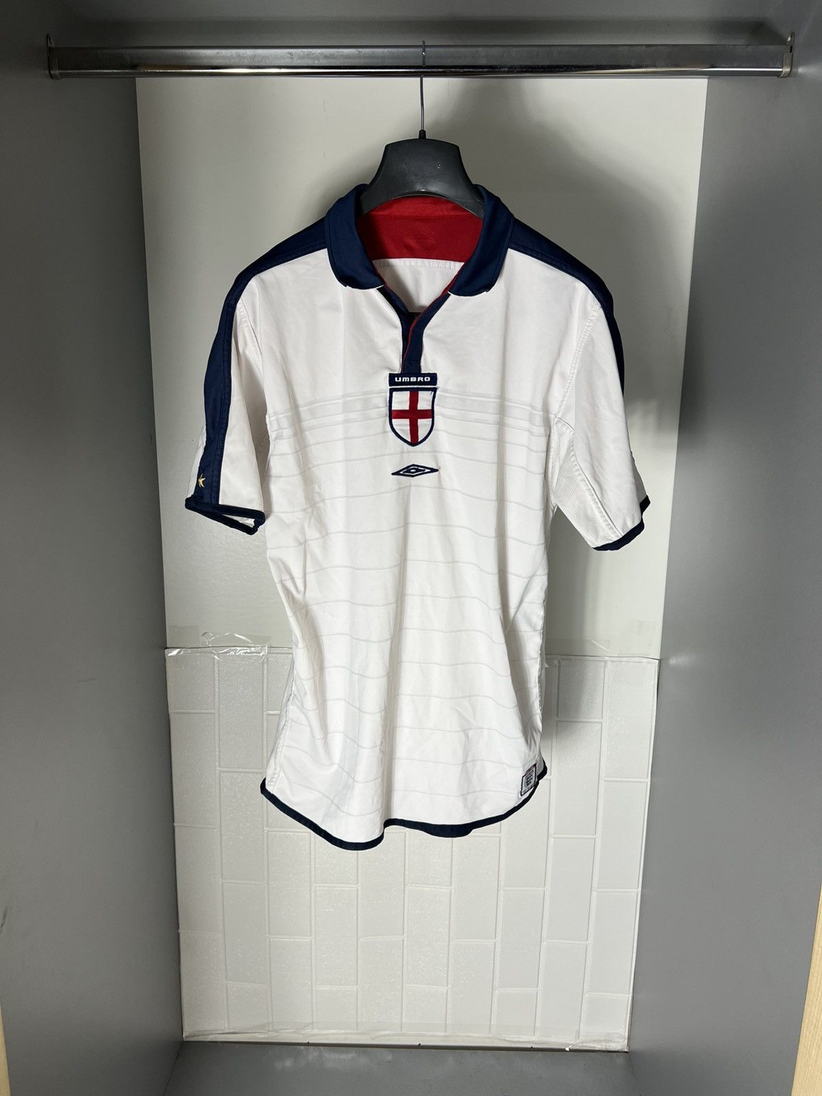 Vintage VERY RARE UMBRO ENGLAND RETRO SOCCER JERSEY MANCHESTER 90s Size US M / EU 48-50 / 2 - 5 Thumbnail