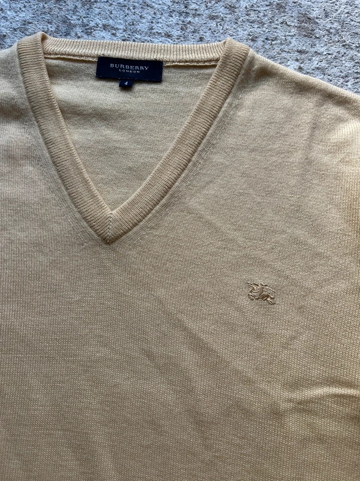 Burberry Burberry London Size 4 / S V Neck Sweater Size US S / EU 44-46 / 1 - 14 Thumbnail