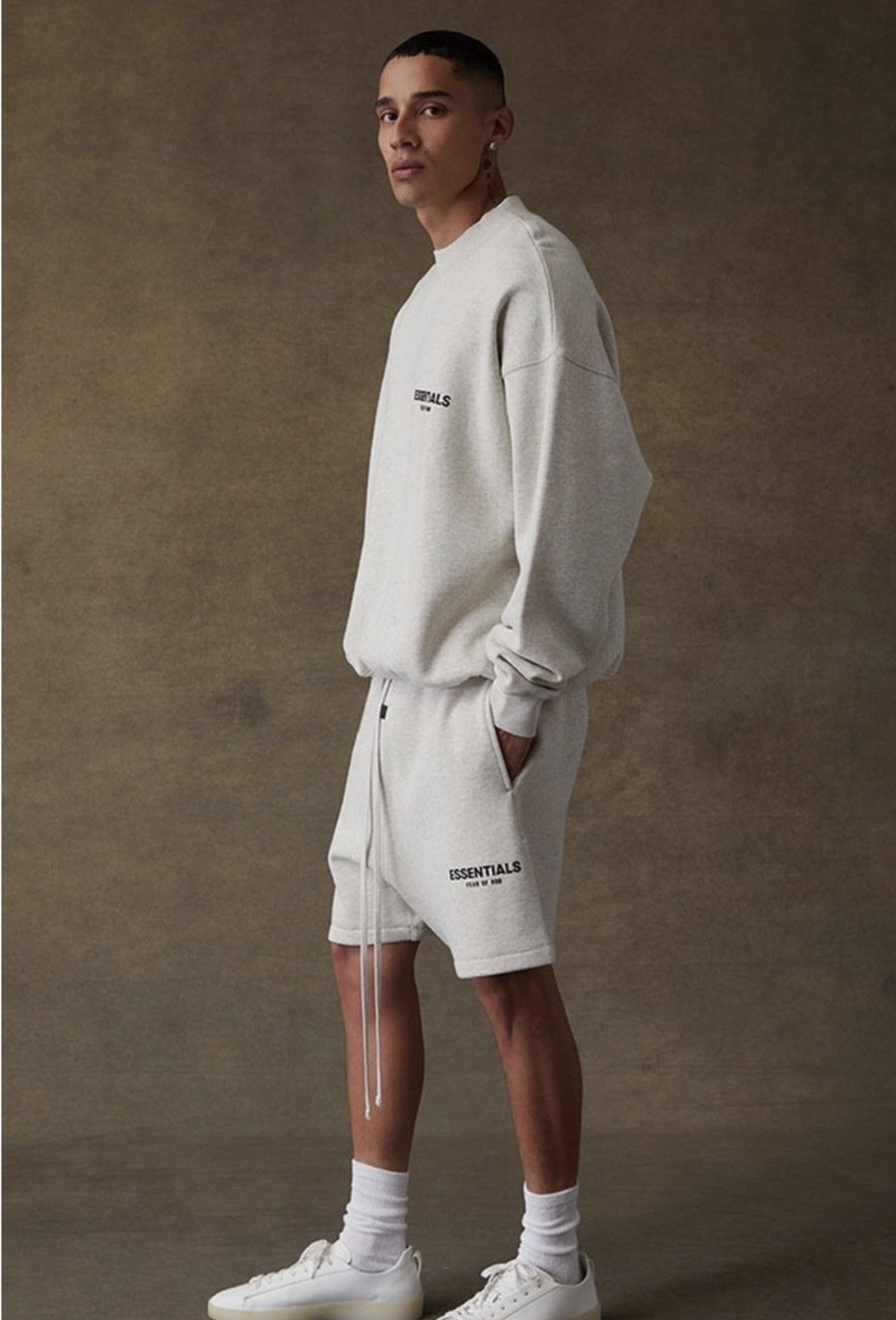 Essentials Fear of God Essentials Light Oatmeal Fleece Shorts Size M Size US 30 / EU 46 - 2 Thumbnail