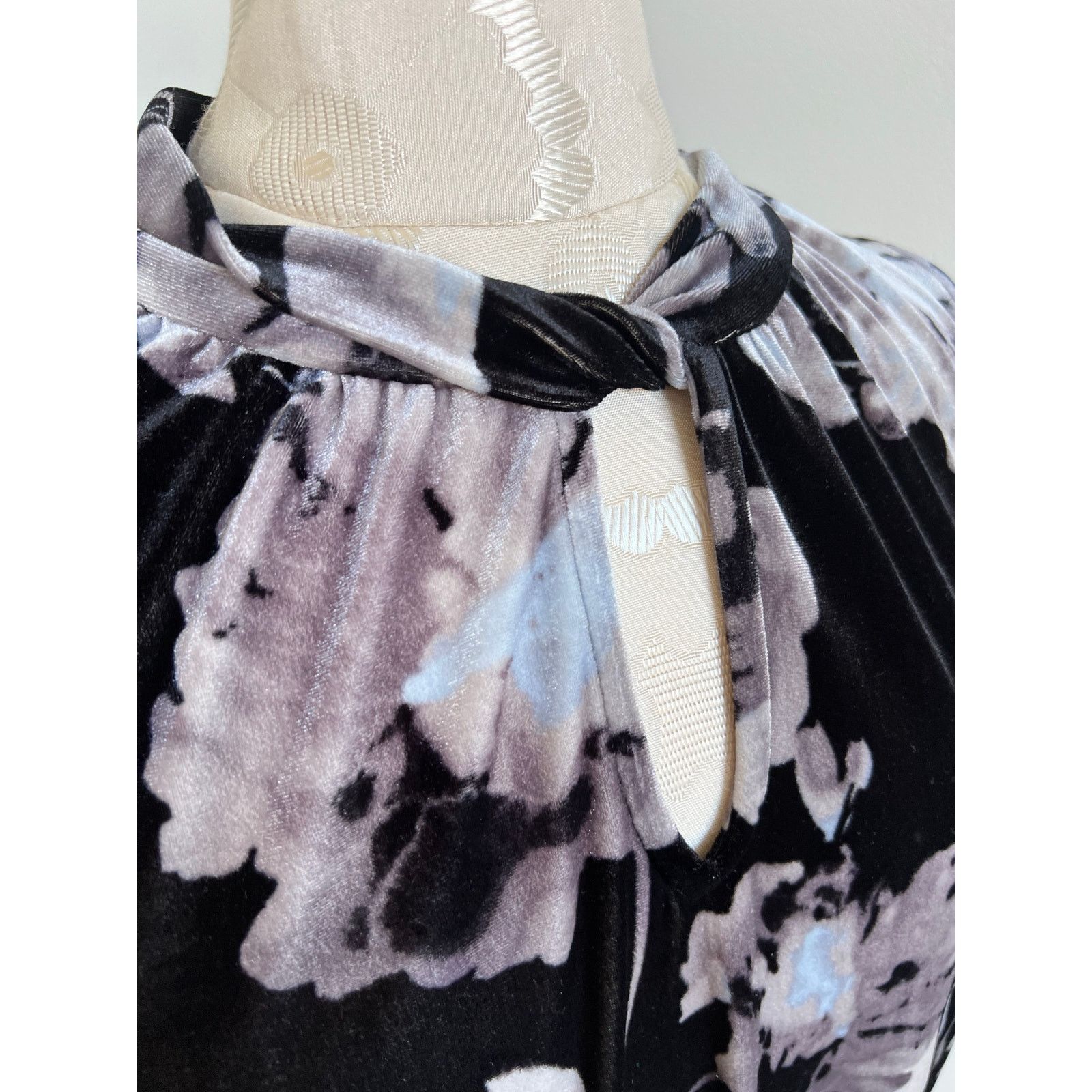 Tommy Hilfiger Tommy Hilfiger Sleeveless Velvet Classic Floral Blouse Small Size S / US 4 / IT 40 - 3 Thumbnail