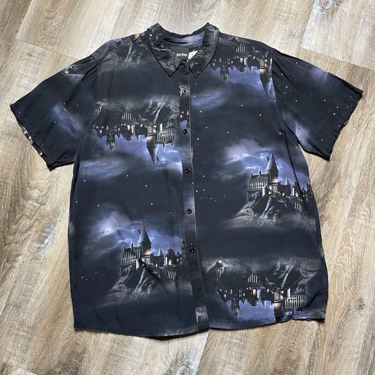 Universal Studios Harry Potter Hogwarts Button Up Shirt Men XL Movie Universal Size US XL / EU 56 / 4 - 1 Thumbnail