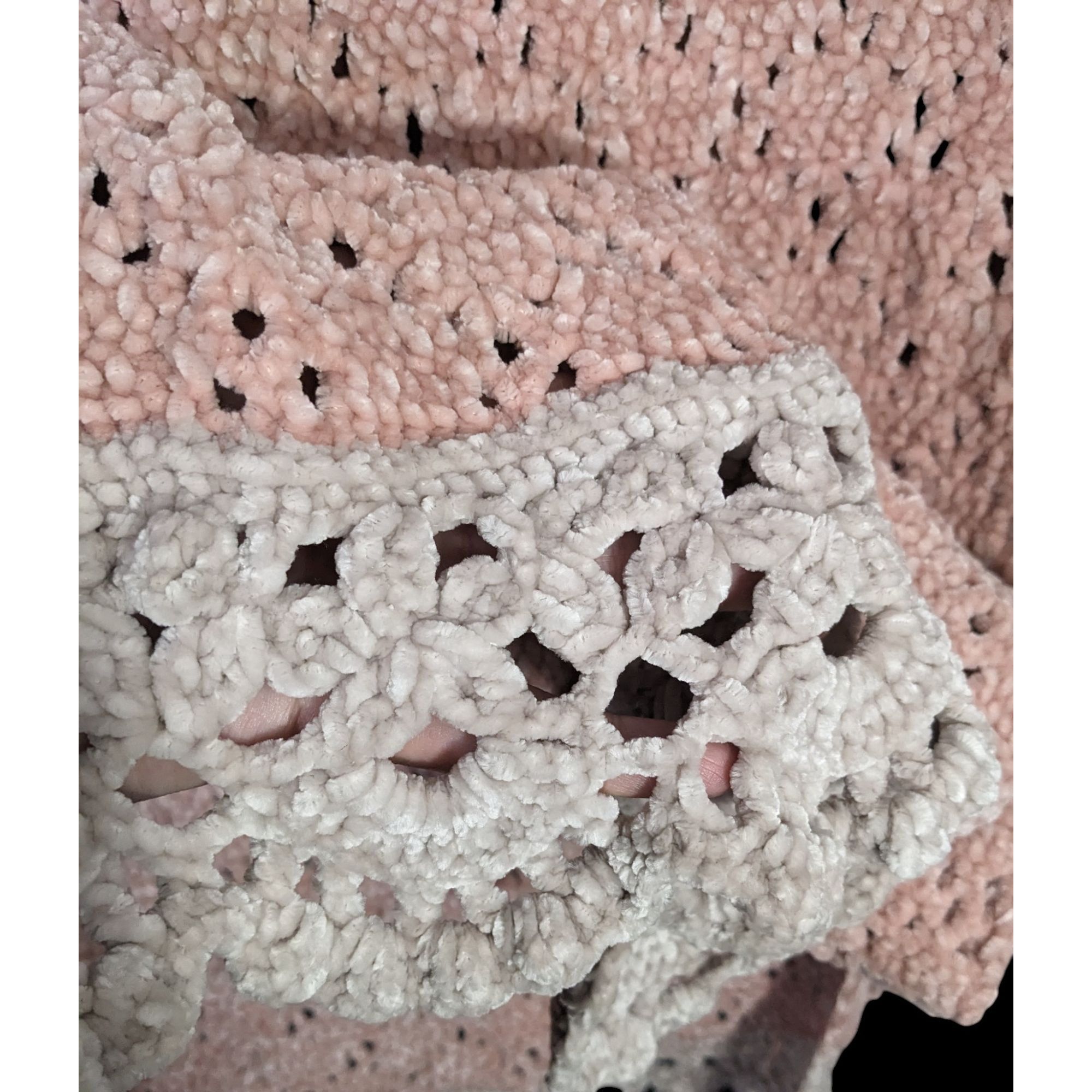 Handmade Handmade Vintage Chenille Crochet Scarf With Scalloped Trim Size ONE SIZE - 4 Thumbnail