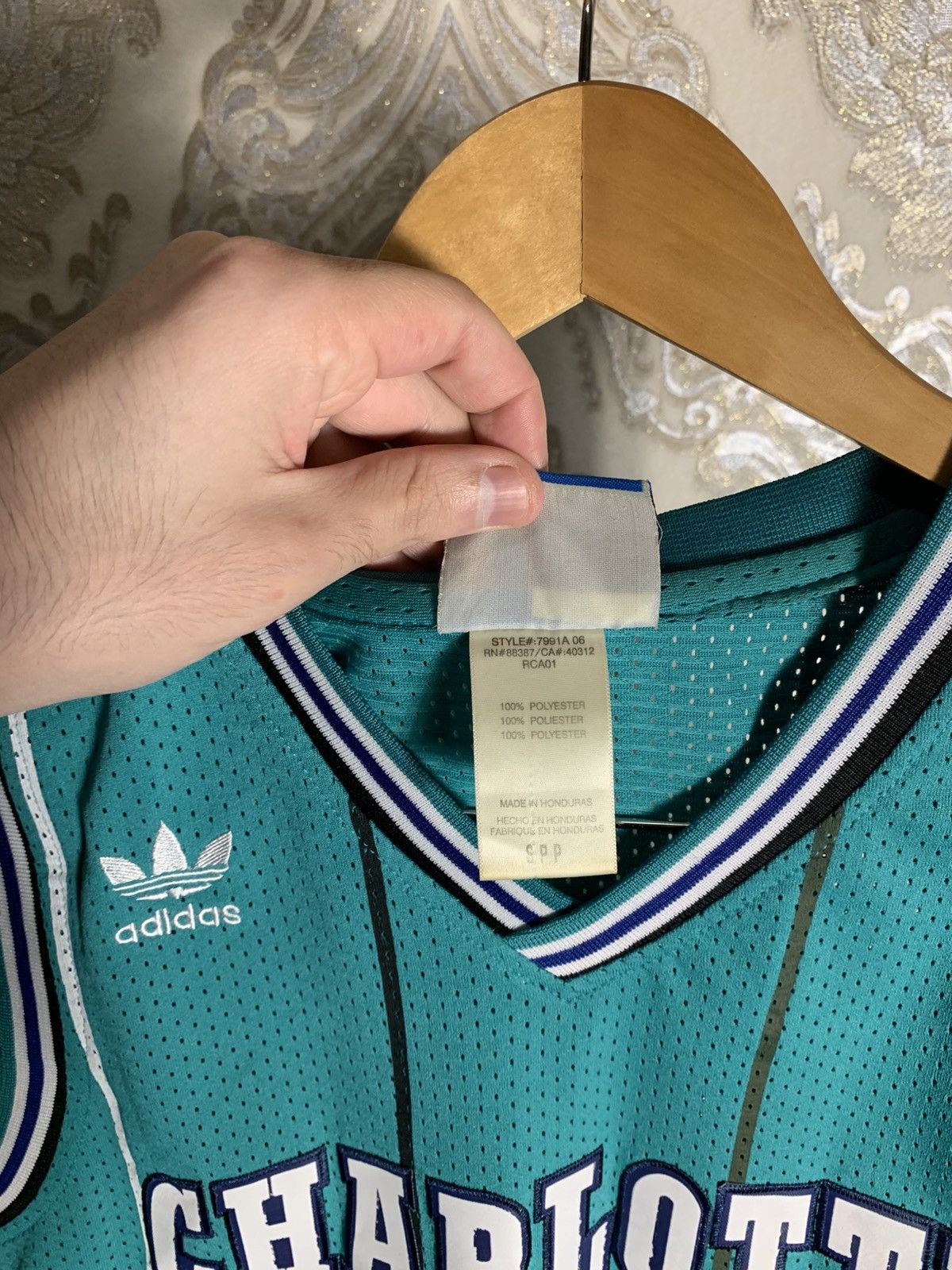 Adidas VINTAGE AFIDAS ORIGINAL CHARLOTTE RETRO NBA JERSRY Y2K 90s Size US S / EU 44-46 / 1 - 3 Thumbnail