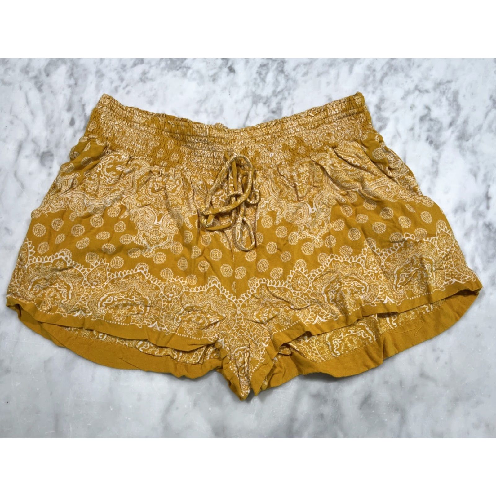 Vintage Women’s Shorts M Elastic Waist Drawstring Paisley Bandana Print Yellow 26” W Size 32" / US 10 / IT 46 - 2 Thumbnail