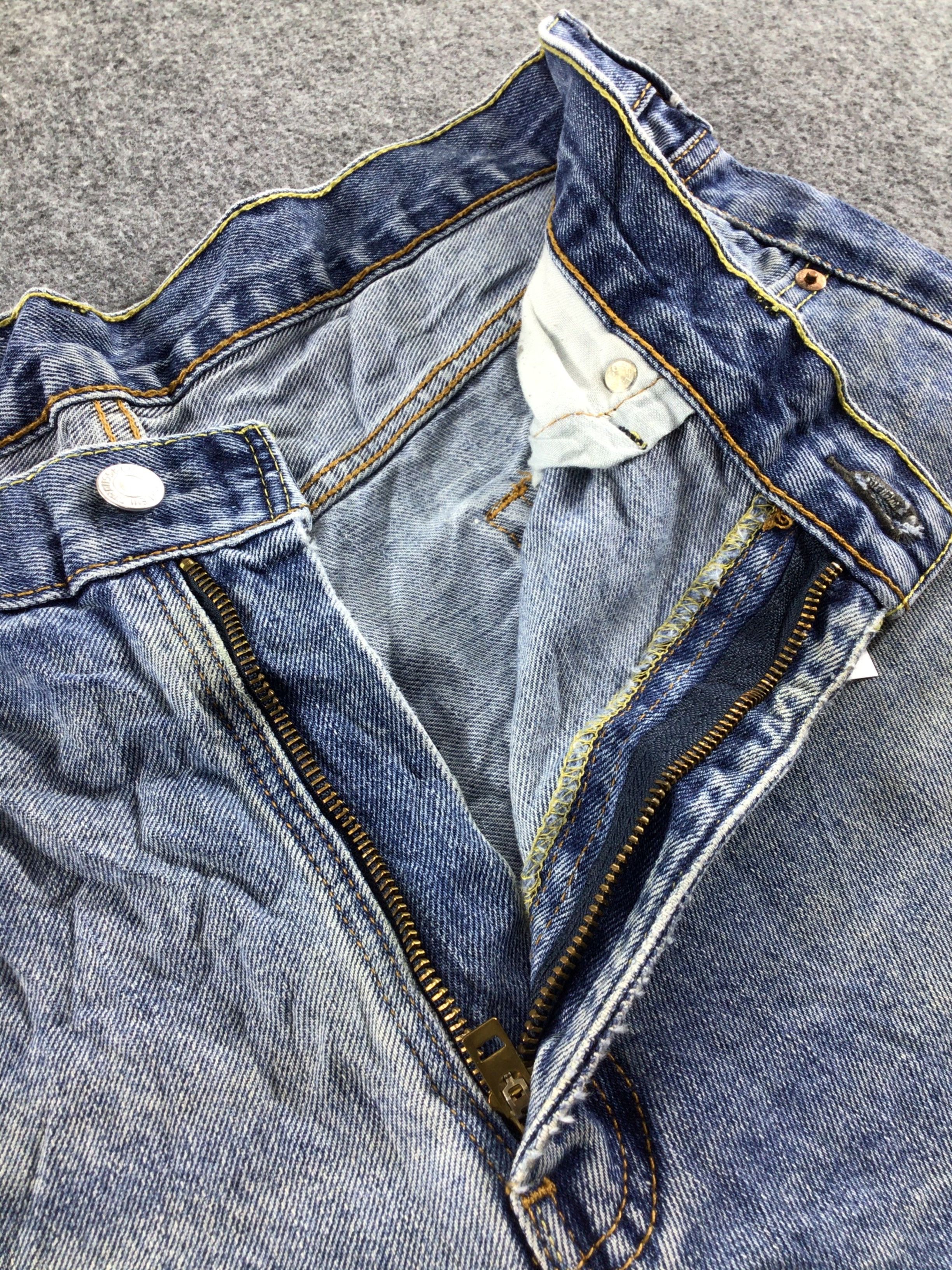 Levi's Vintage Levis 550 Jeans Dirty Faded Blue -J569 Size US 35 - 7 Thumbnail