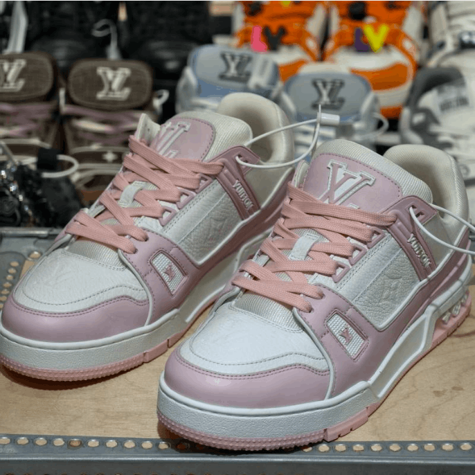 Louis Vuitton Louis Vuitton Low-Top Sneakers Size US 9 / IT 39 - 1 Thumbnail