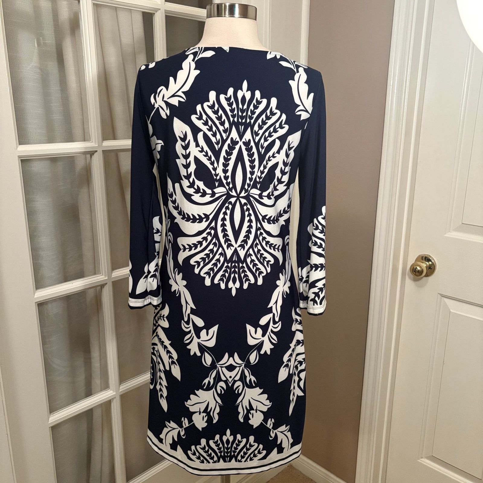 Other Haani Navy White Damask Dress w/ Gold Accent Neckline Size M Size M / US 6-8 / IT 42-44 - 2 Thumbnail