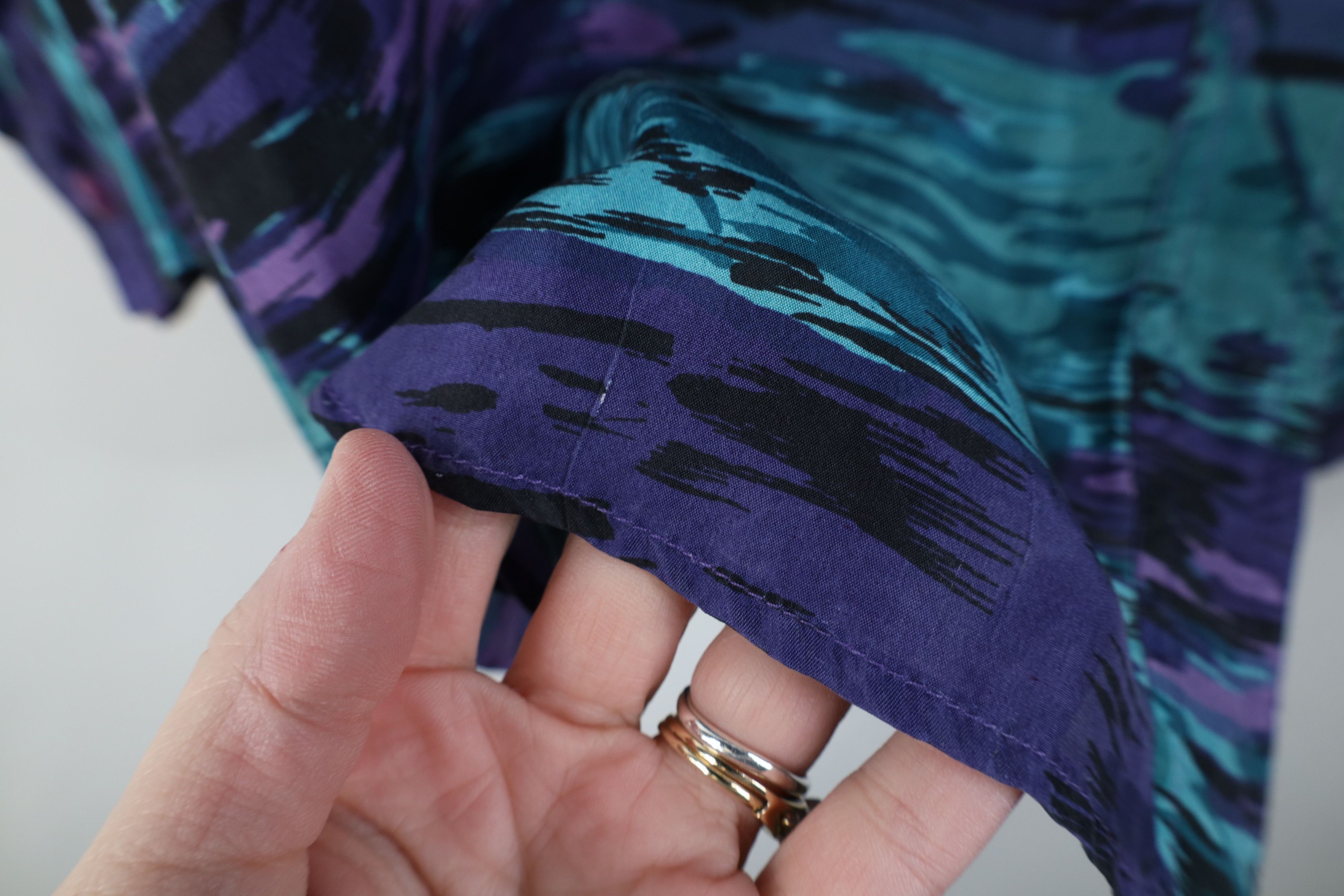 Vintage Vintage 90s Streetwear Baggy Silk Collared Button Shirt Size M / US 6-8 / IT 42-44 - 7 Thumbnail