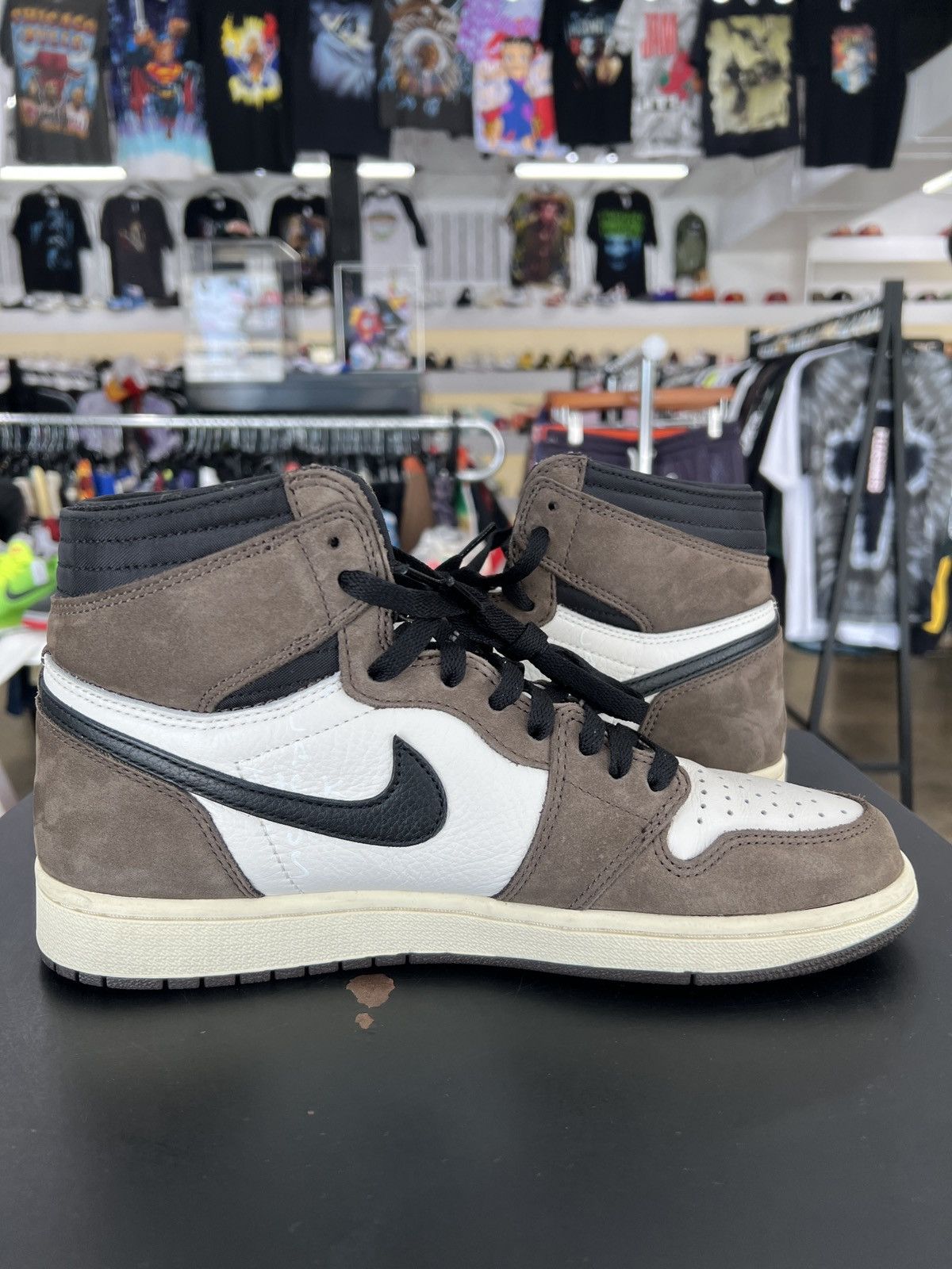 Jordan Brand × Travis Scott Air Jordan 1 High Travis Scott Mocha Sz. 9.5 (2019) Size US 9 / EU 42 - 4 Thumbnail
