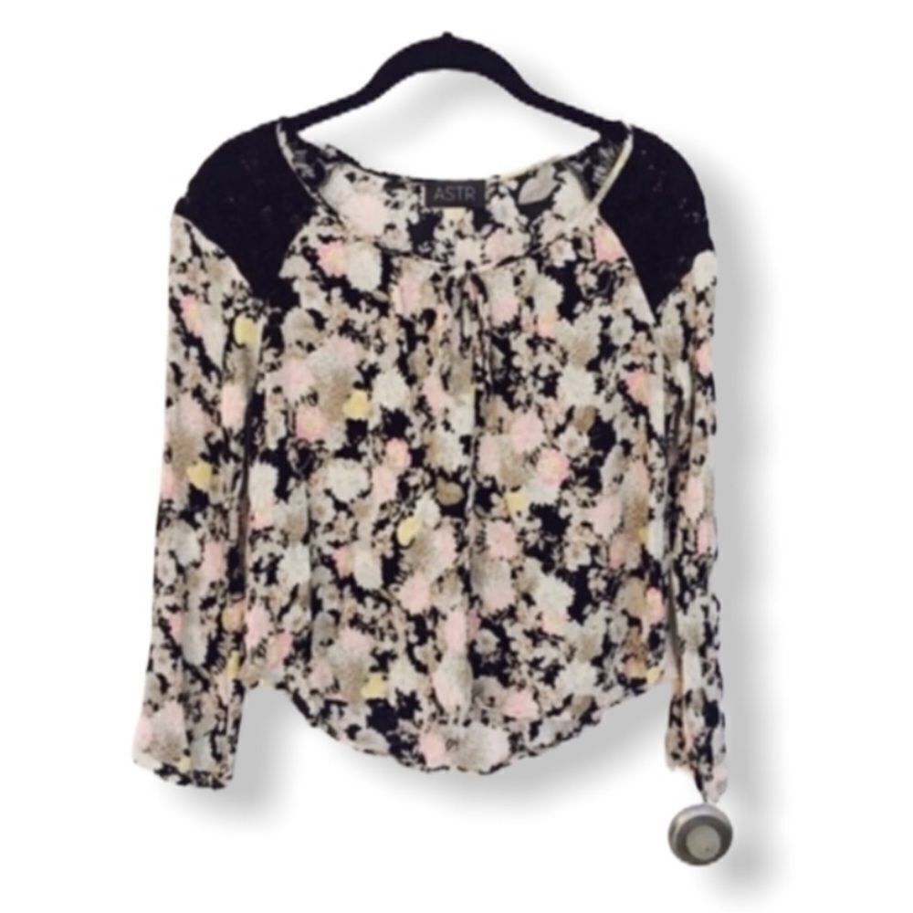 ASTR The Label ASTR the Label Floral Blouse with Black Crochet Shoulder Det Size S / US 4 / IT 40 - 2 Thumbnail