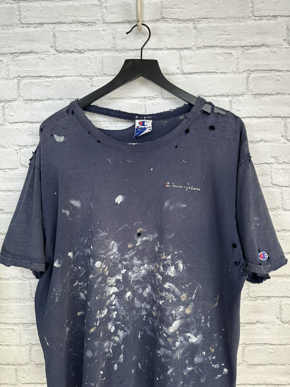 Champion (XL) PAINT THRASHED DESTROYED Vintage Champion T Shirt Size US XL / EU 56 / 4 - 3 Thumbnail