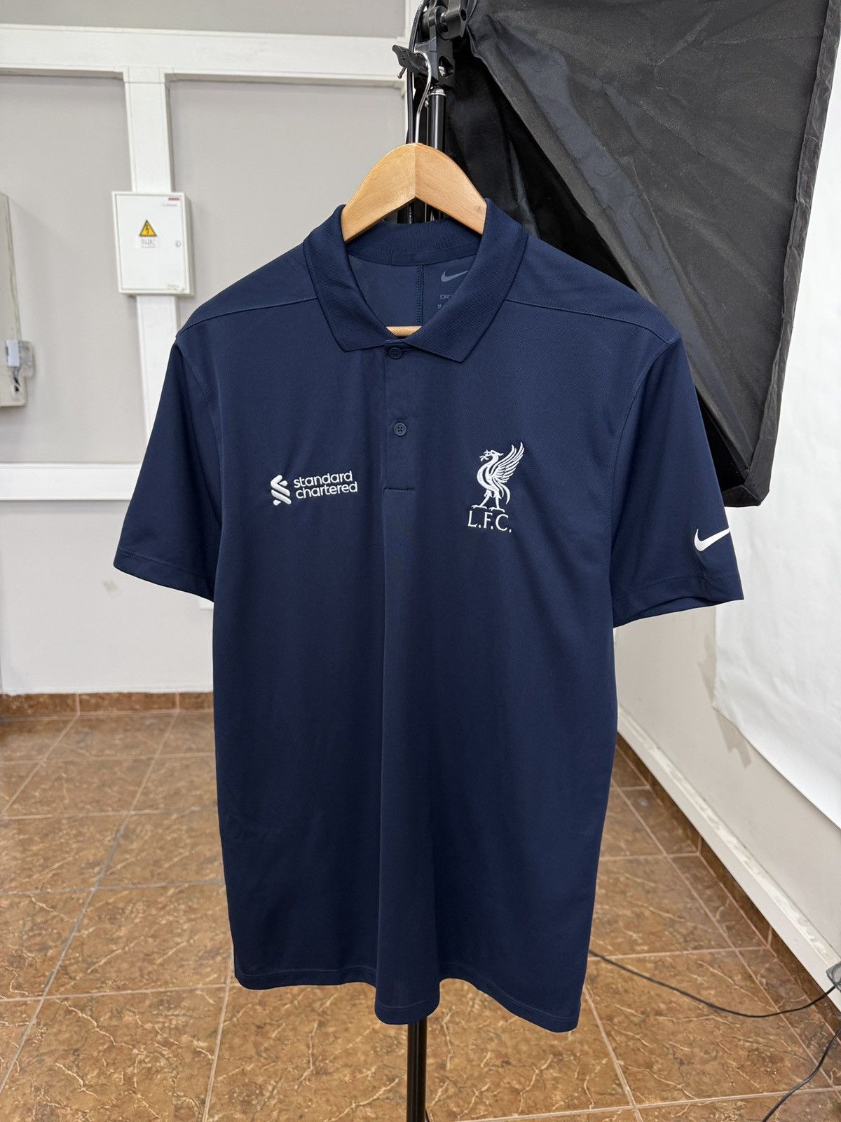 Nike 🏴󠁧󠁢󠁥󠁮󠁧󠁿 2023 Nike Liverpool LFC Standard Chartered Polo T-Shirt Size US M / EU 48-50 / 2 - 1 Thumbnail