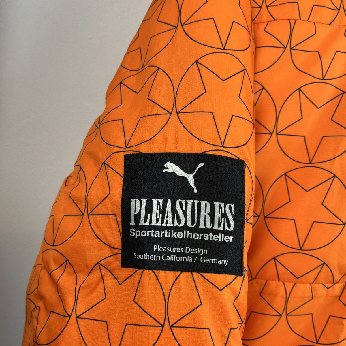 Pleasures Puma x Pleasuers Hood Jacket Primaloft Orange Star Y2K Down Size US L / EU 52-54 / 3 - 3 Thumbnail