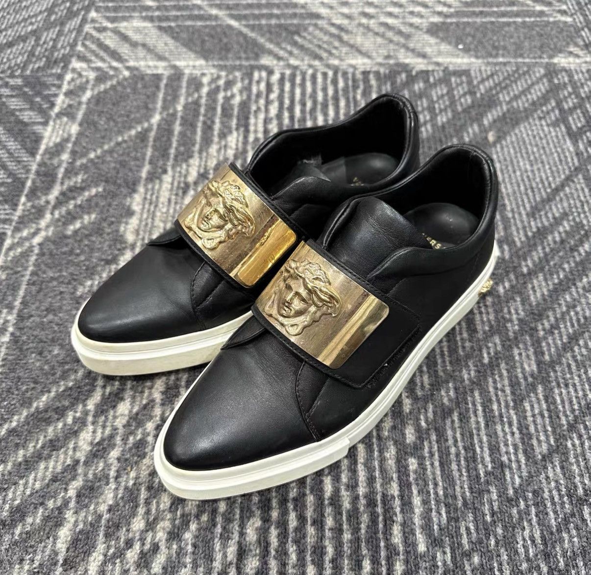 Versace Versace Medusa Casual Leather Shoes J42 Size US 5 / IT 35 - 1 Thumbnail