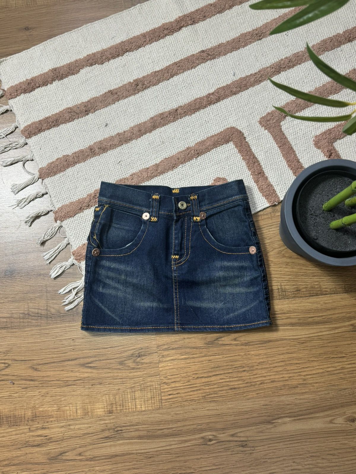 True Religion TRUE RELIGION DENIM CONTRAST STITCH MINI SKIRT Size 26" / US 2 / IT 38 - 3 Thumbnail
