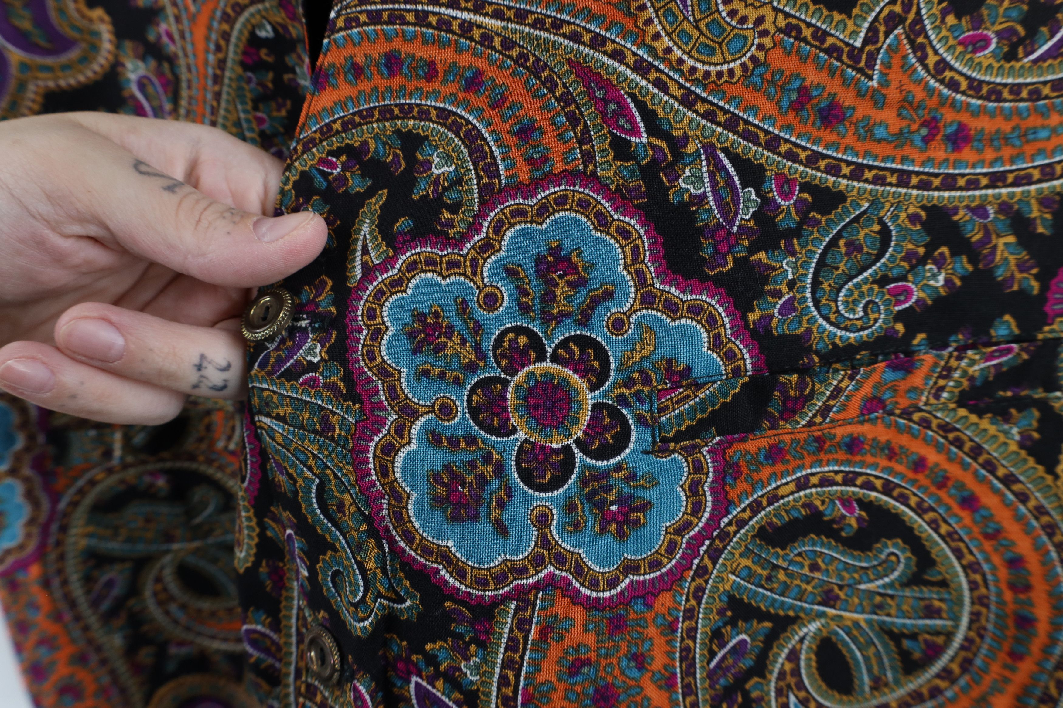 Vintage Vintage 90s Streetwear Paisley Buckle Back Suit Vest USA Size US S / EU 44-46 / 1 - 6 Thumbnail